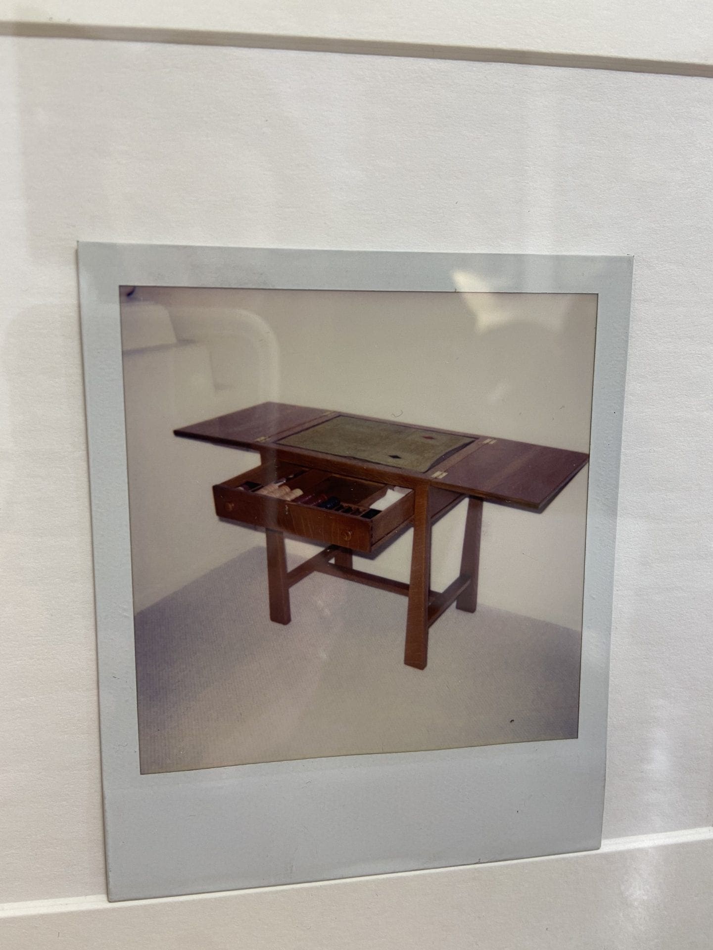 Andy Warhol – Photographie Polaroïd originale « Bureau » (1976) – Encadrée