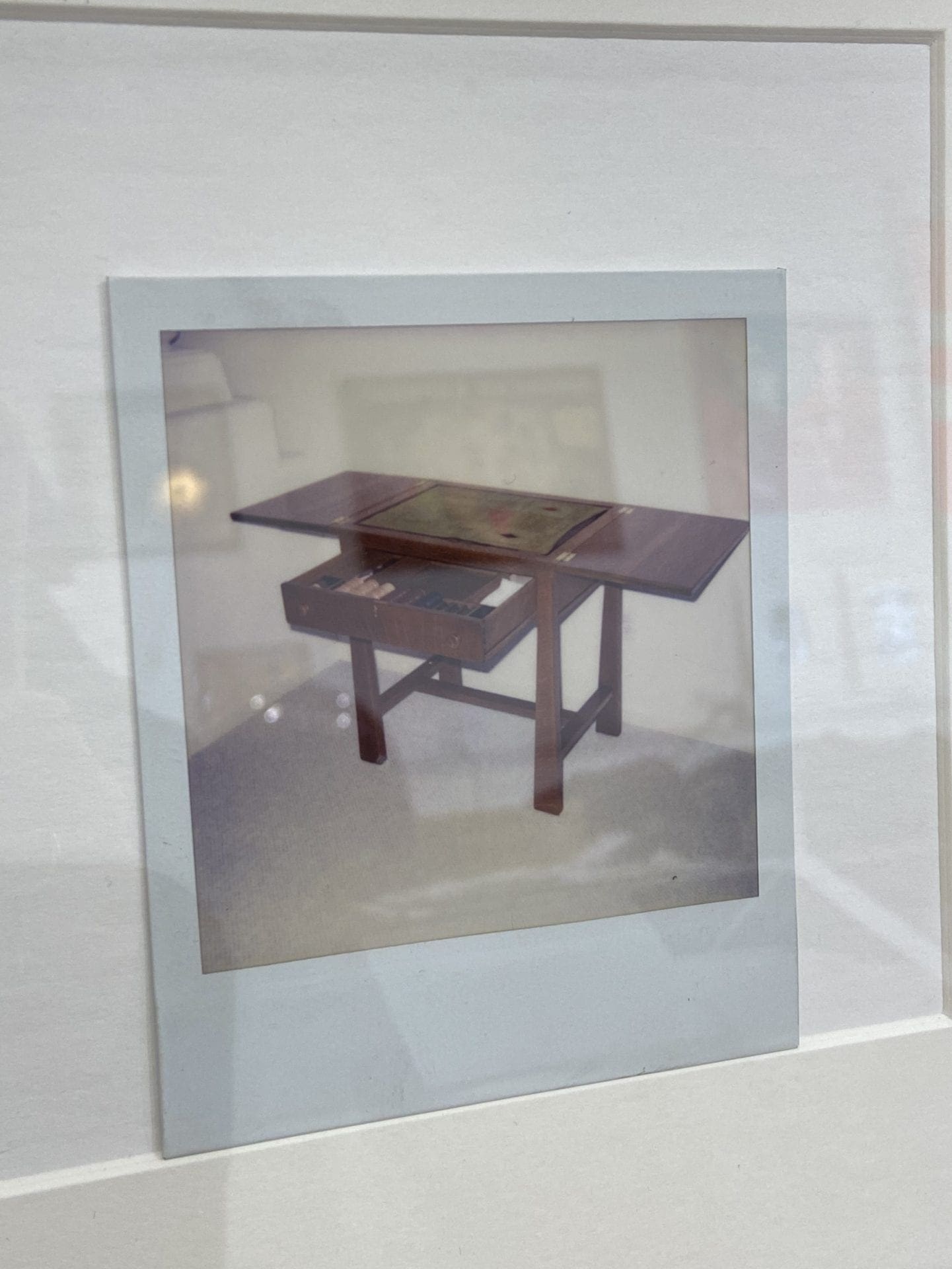 Andy Warhol – Photographie Polaroïd originale « Bureau » (1976) – Encadrée