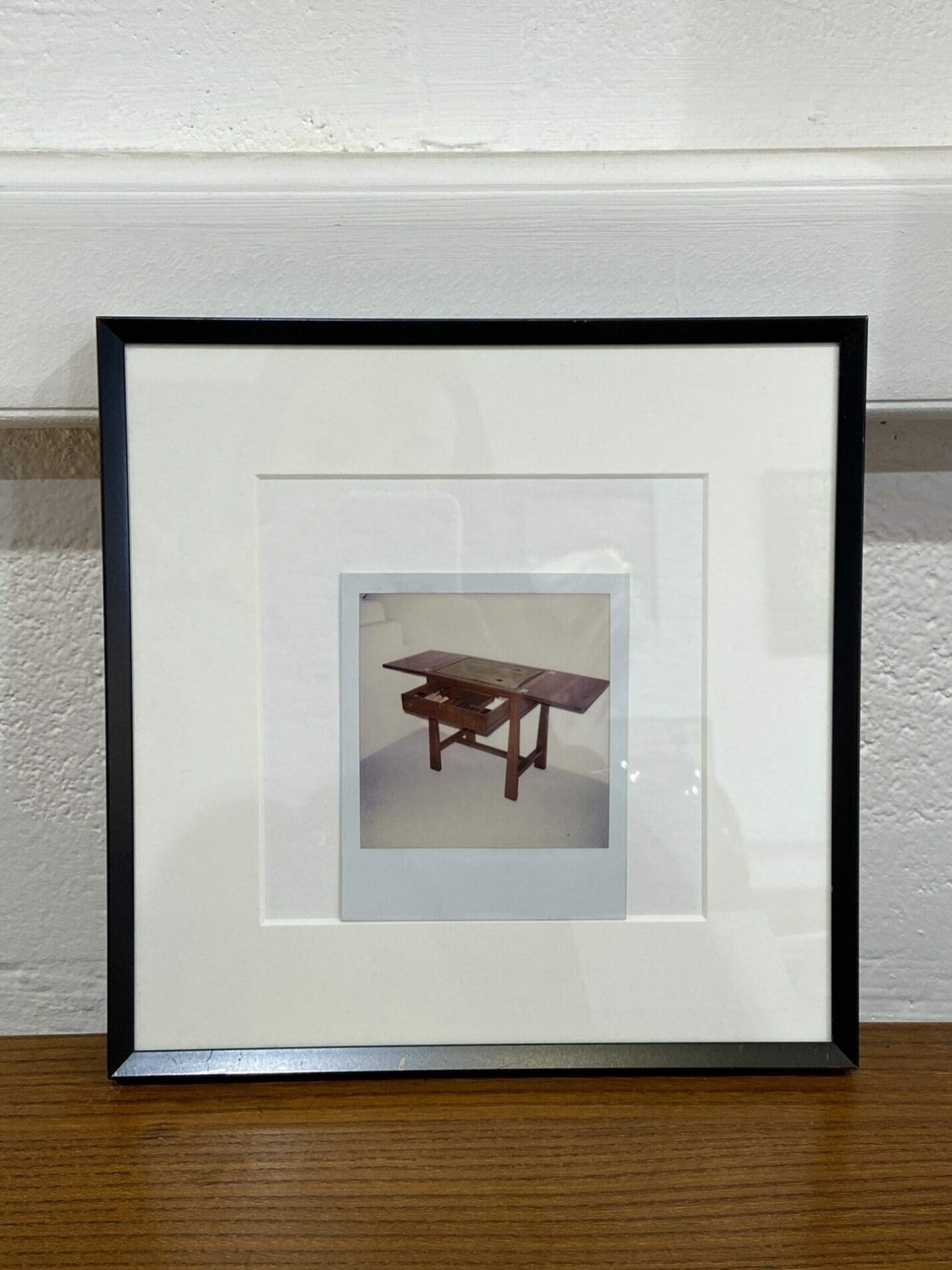 Andy Warhol – Photographie Polaroïd originale « Bureau » (1976) – Encadrée