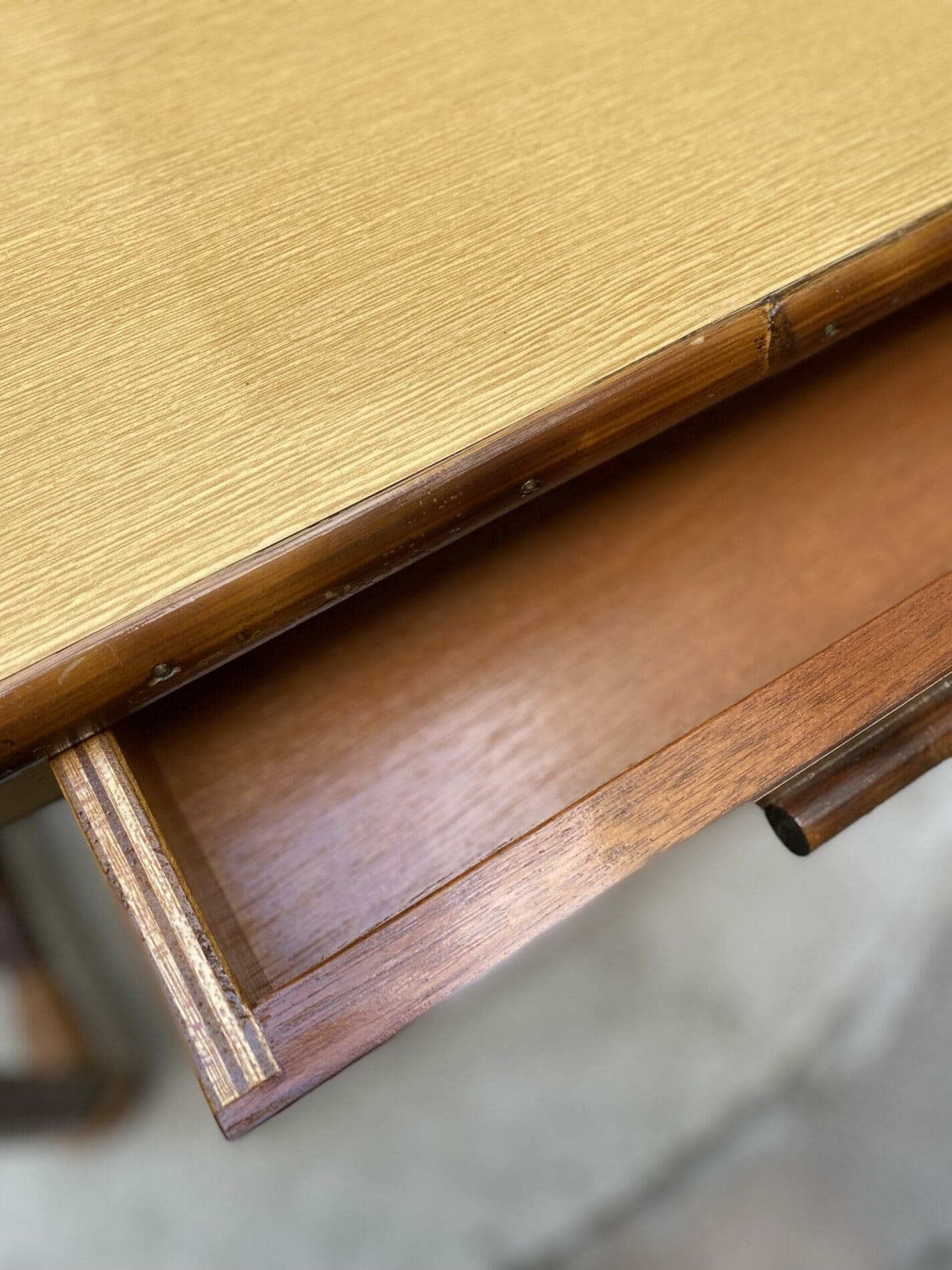 Bureau Vintage en Rotin par Adrien Audoux & Frida Minet