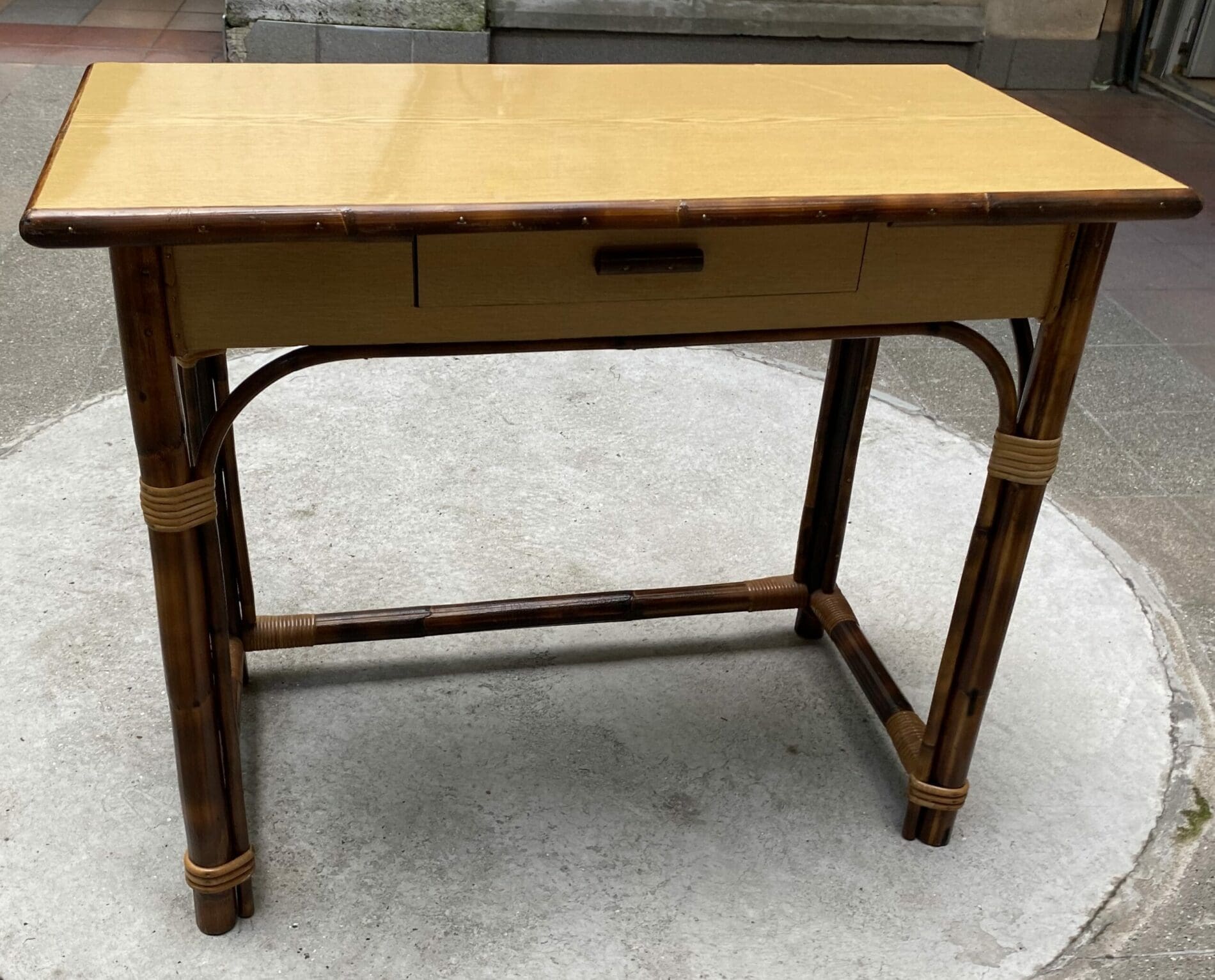 Bureau Vintage en Rotin par Adrien Audoux & Frida Minet