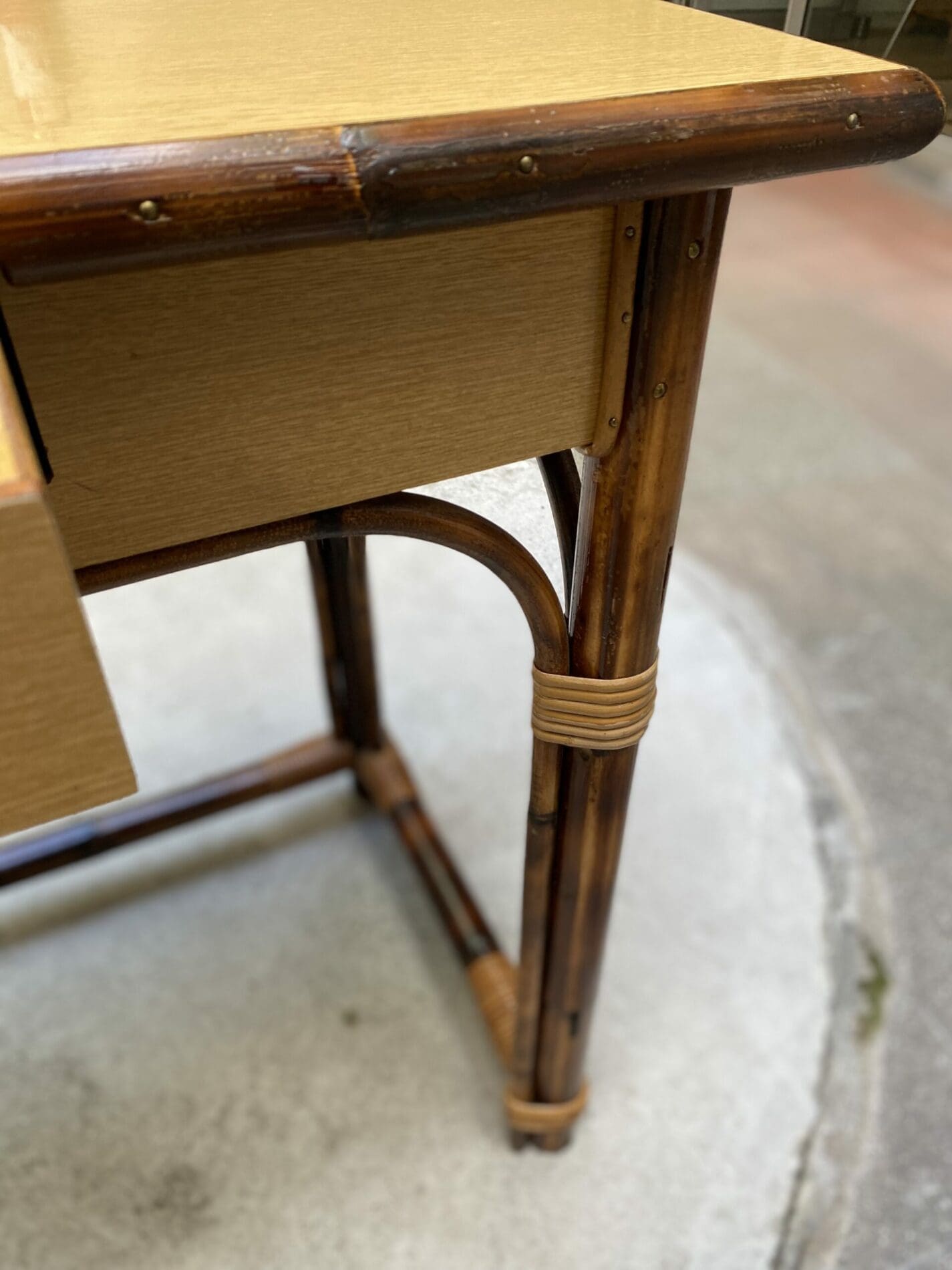 Bureau Vintage en Rotin par Adrien Audoux & Frida Minet