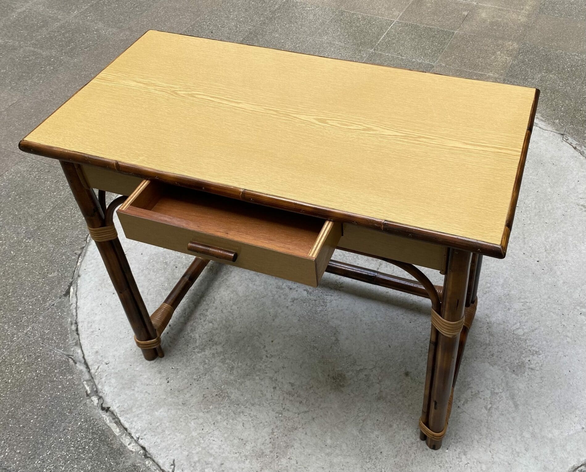 Bureau Vintage en Rotin par Adrien Audoux & Frida Minet