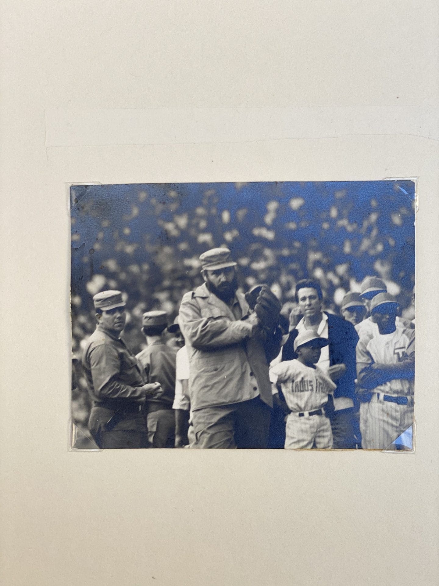 Alberto Korda – Fidel Castro jouant au base ball