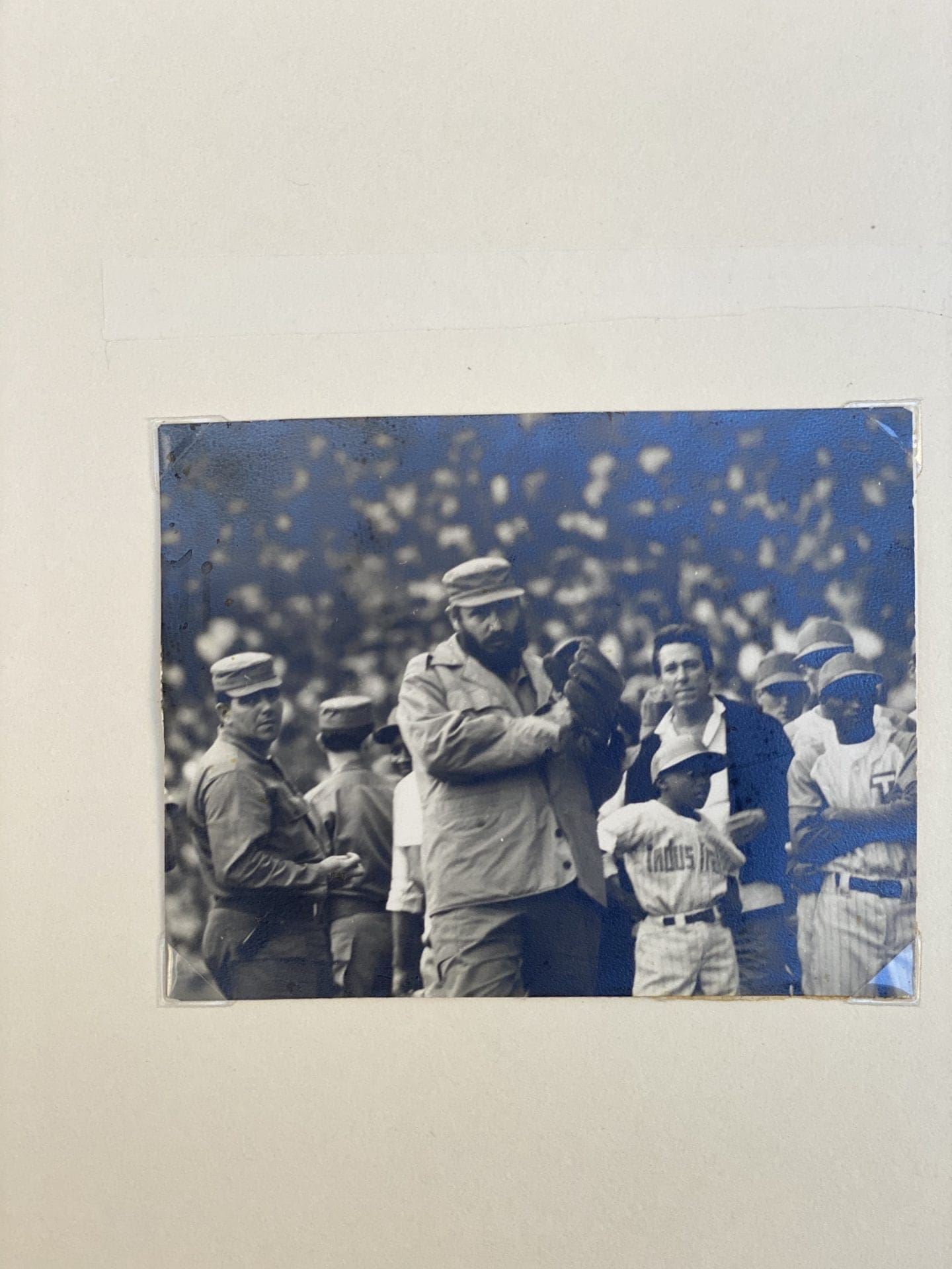 Alberto Korda – Fidel Castro jouant au base ball