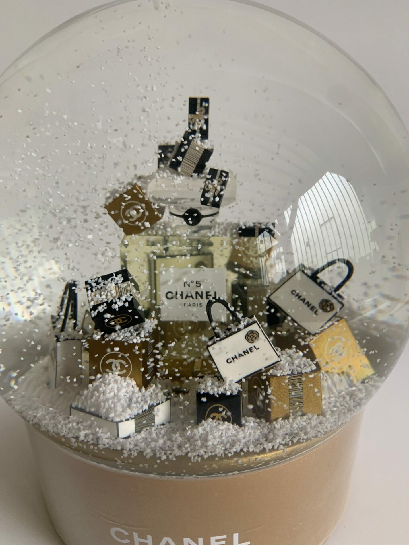 Boule à neige motorisée « Chanel »