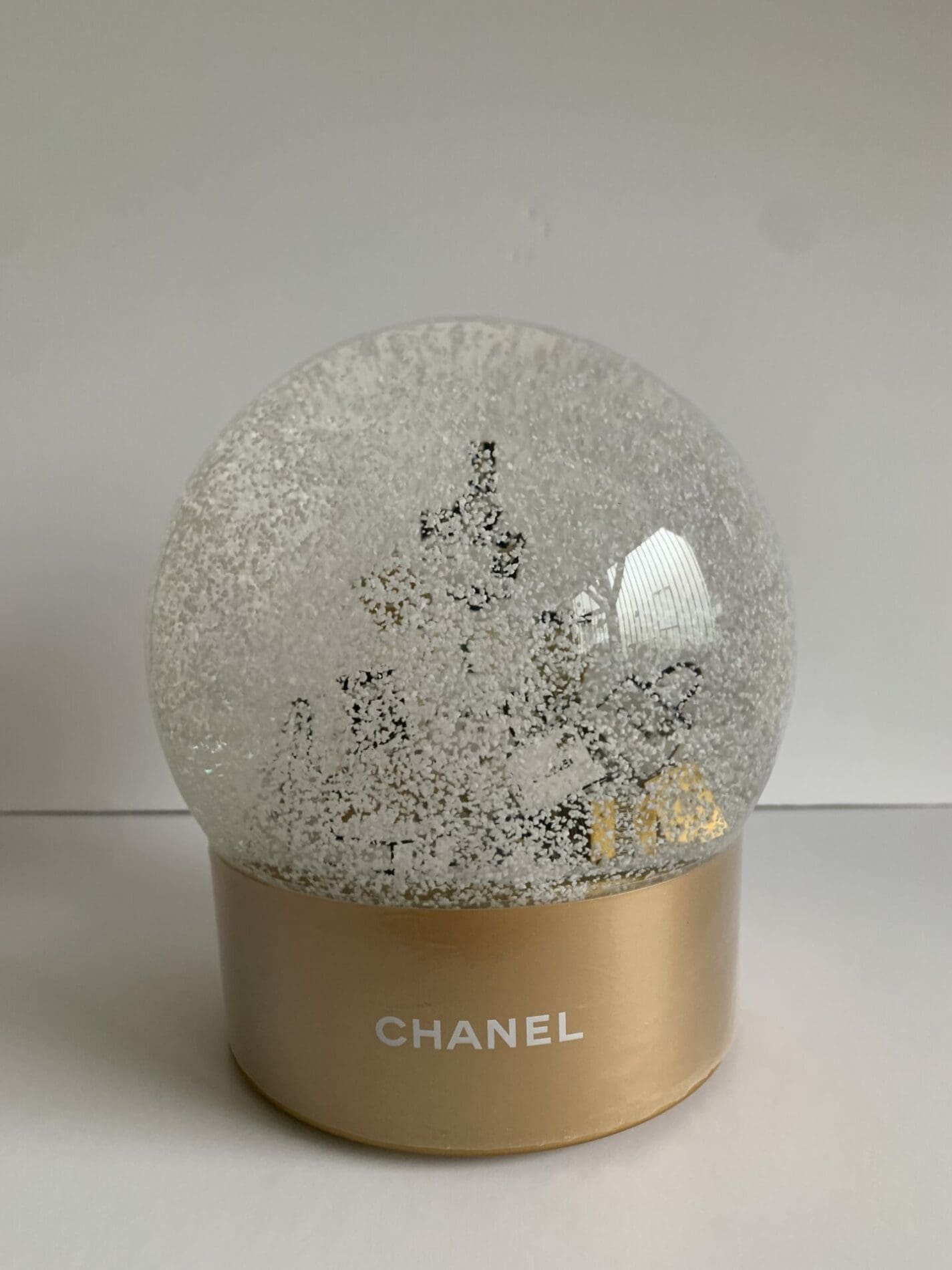 Boule à neige motorisée « Chanel »