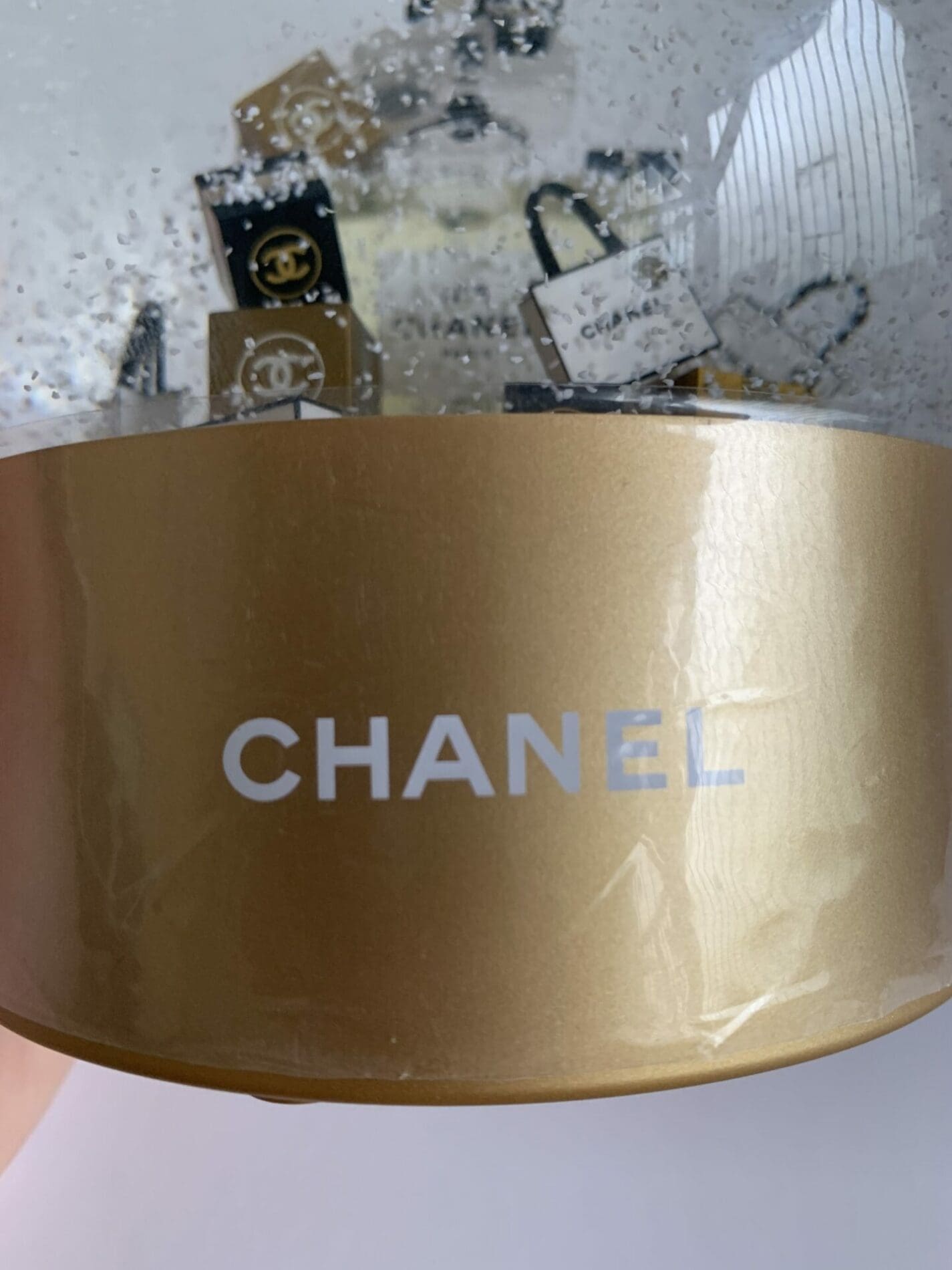 Boule à neige motorisée « Chanel »