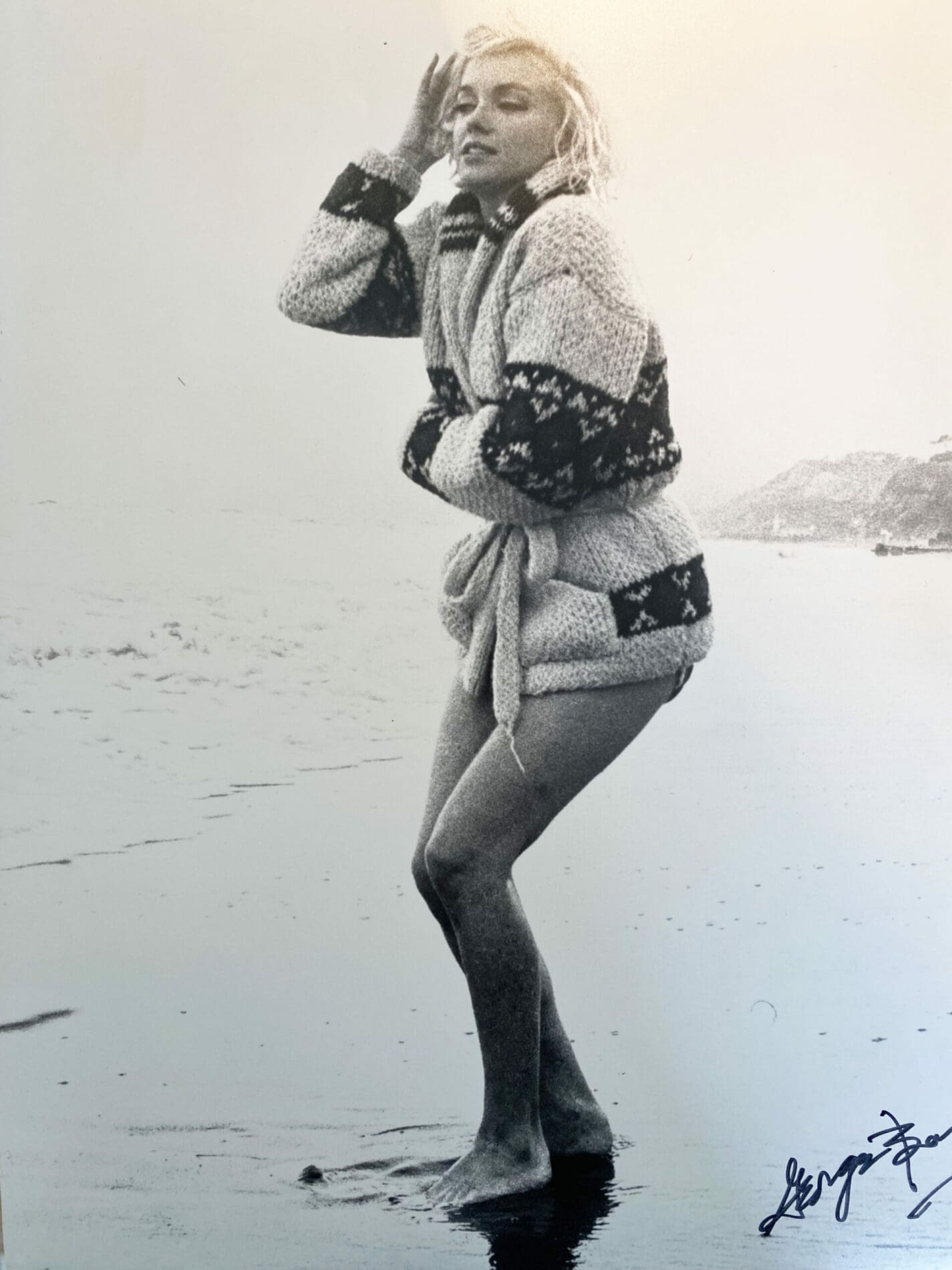 Georges Barris – Photographie de Marilyn Monroe, les pieds dans l’eau (1962)