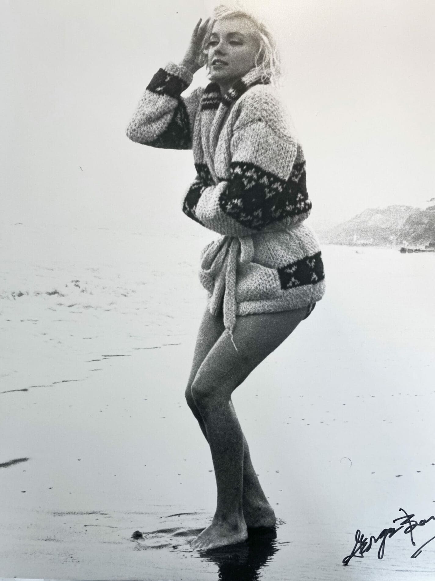 Georges Barris – Photographie de Marilyn Monroe, les pieds dans l’eau (1962)