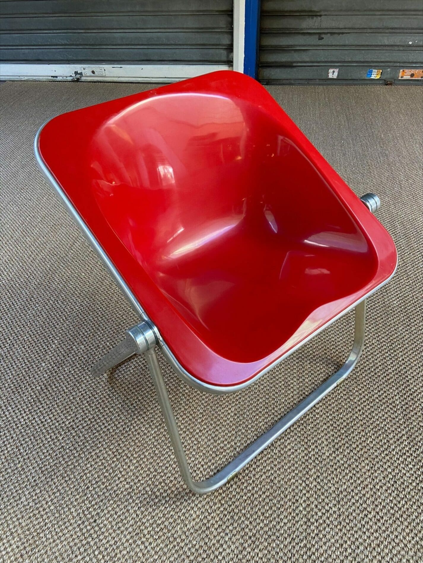 Fauteuil Plona Rouge par Giancarlo Piretti – Édition Castelli (1973)