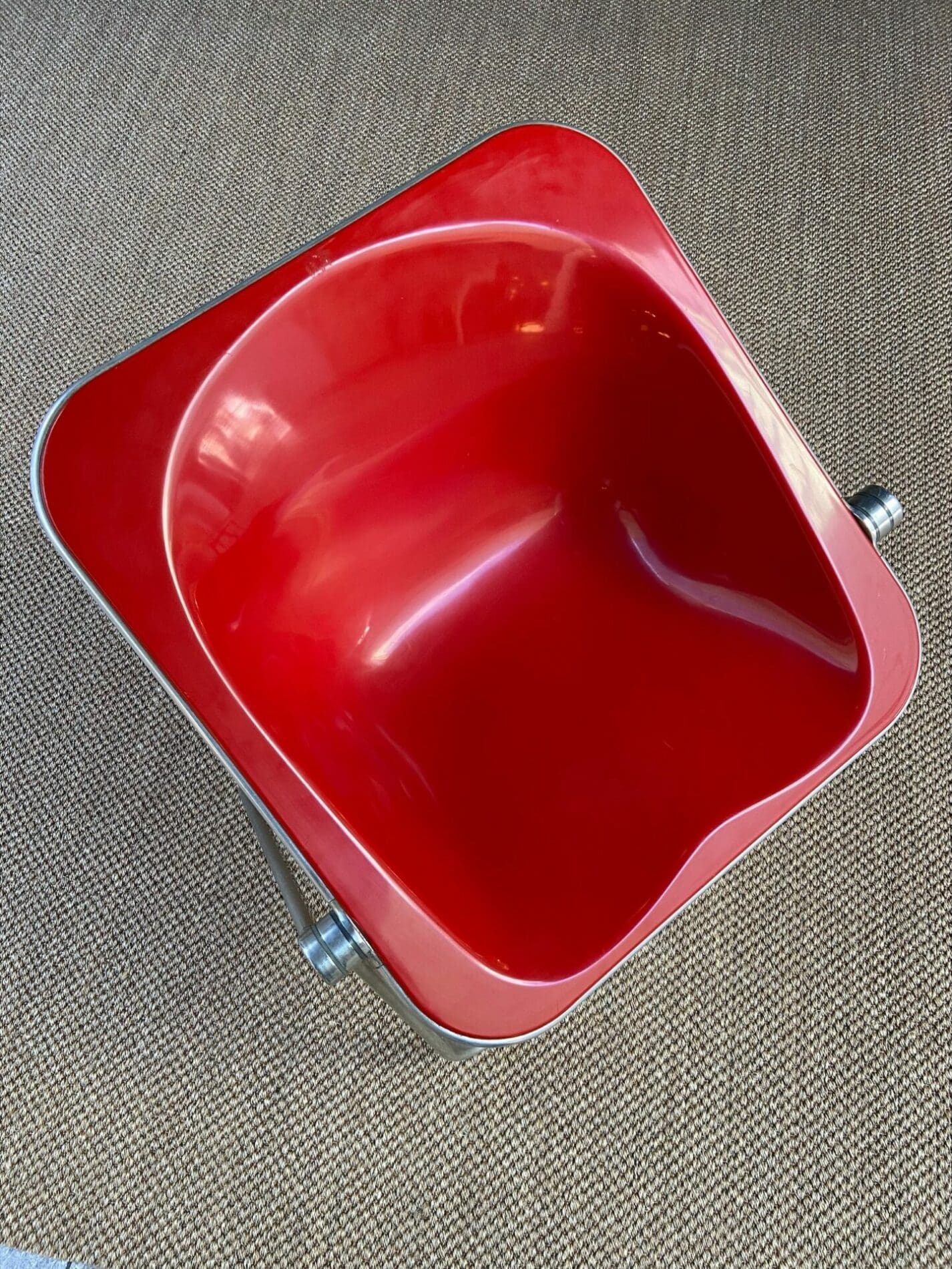 Fauteuil Plona Rouge par Giancarlo Piretti – Édition Castelli (1973)