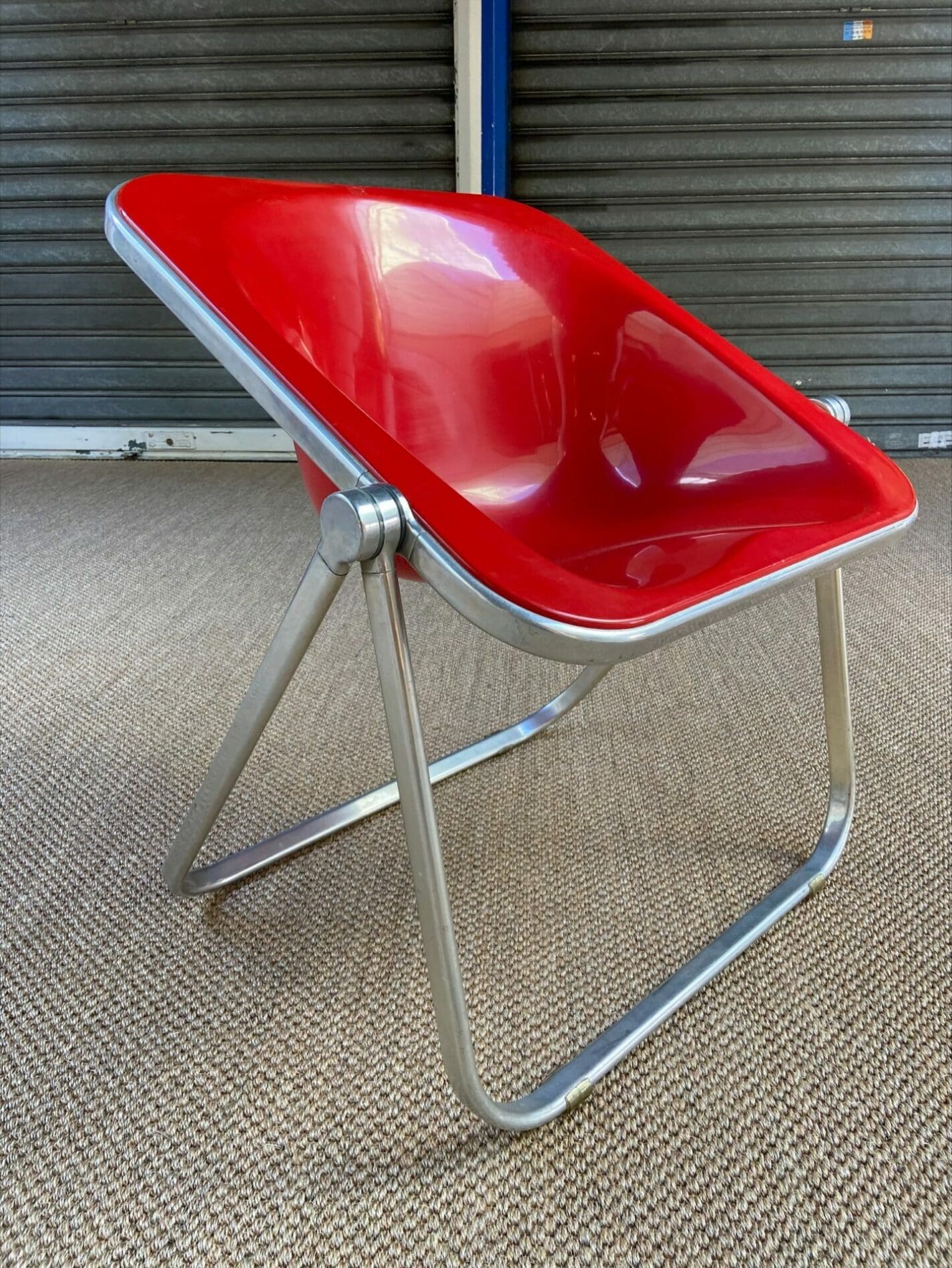 Fauteuil Plona Rouge par Giancarlo Piretti – Édition Castelli (1973)