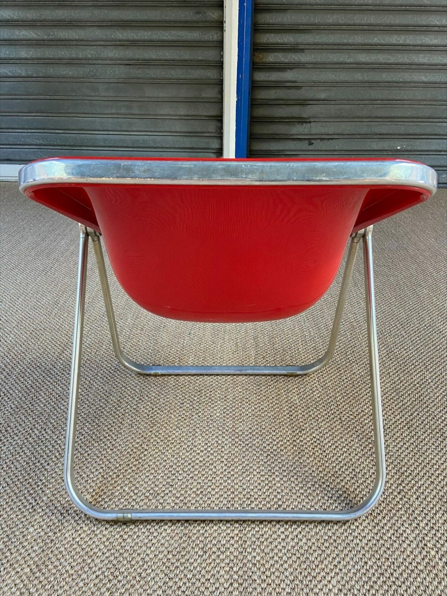 Fauteuil Plona Rouge par Giancarlo Piretti – Édition Castelli (1973)