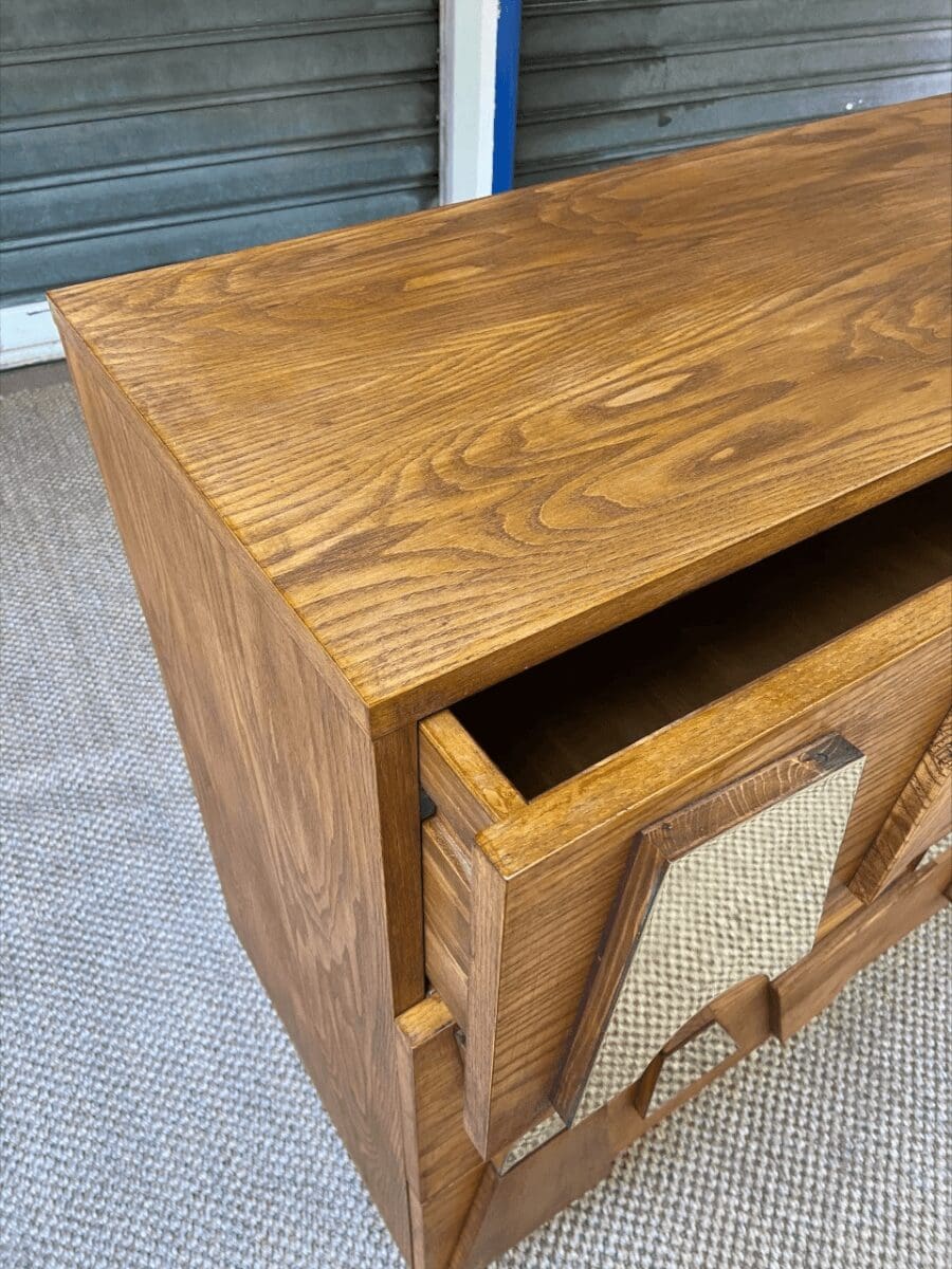Commode vintage style Gio Ponti : Élégance géométrique en chêne et laiton