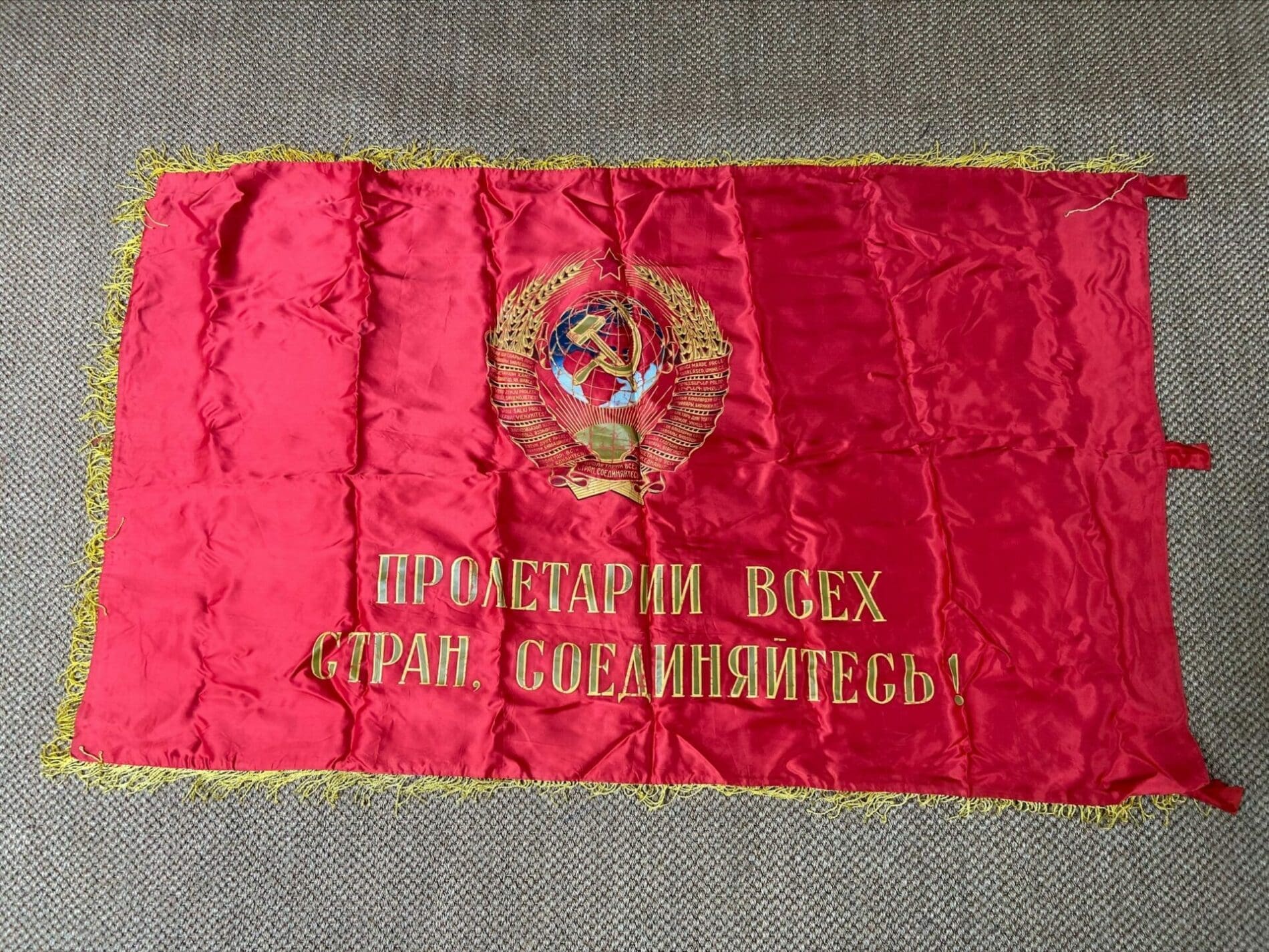 Drapeau Révolutionnaire Russe avec Portrait de Lénine – Circa 1950