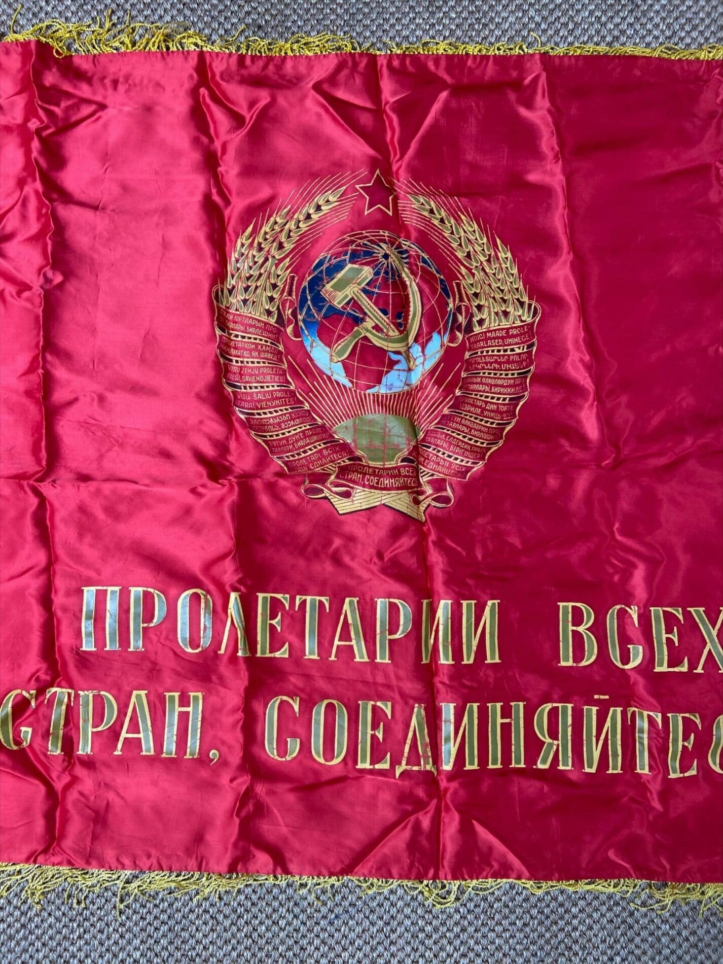 Drapeau Révolutionnaire Russe avec Portrait de Lénine – Circa 1950