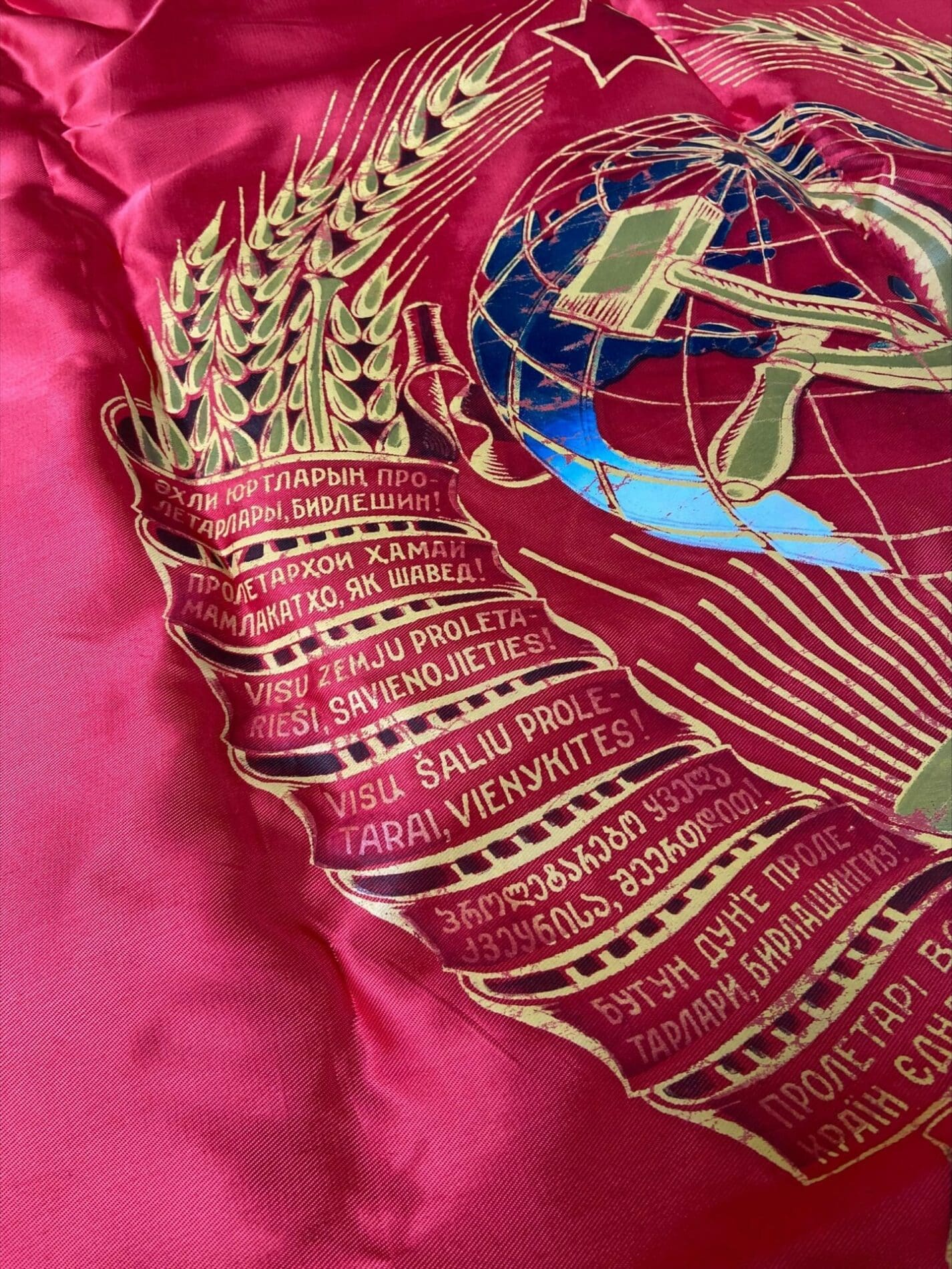 Drapeau Révolutionnaire Russe avec Portrait de Lénine – Circa 1950