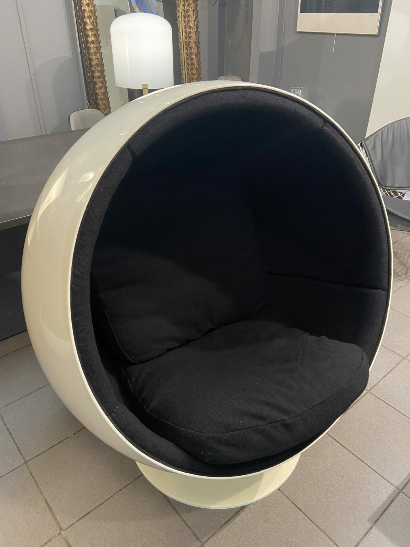 Eero Aarnio – Ball chair noir – Édition Adelta