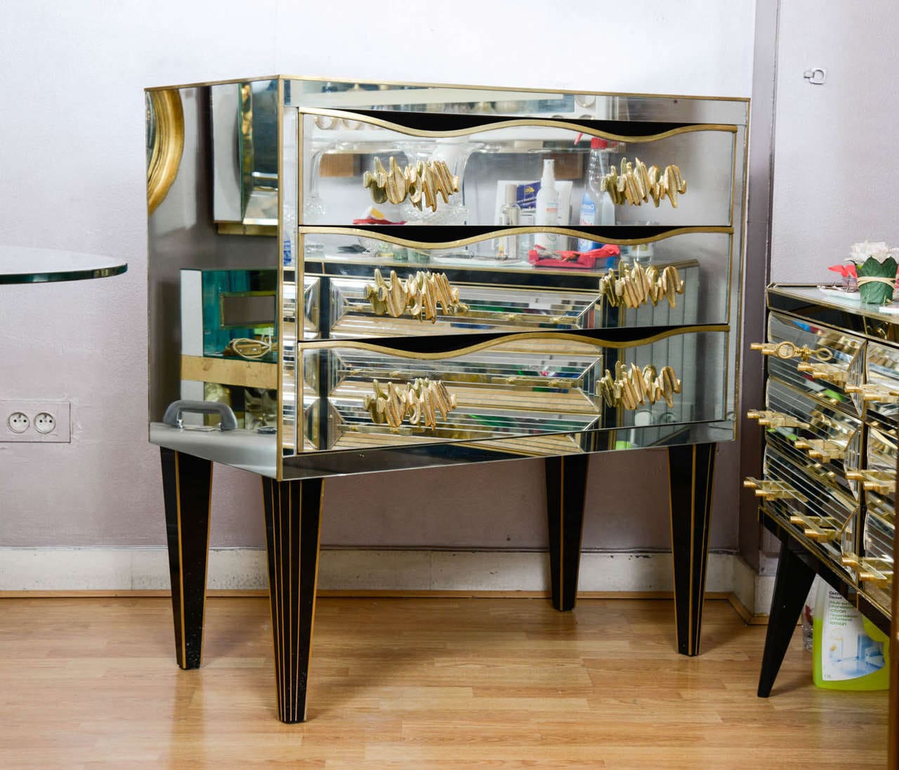 Italie – Commode recouverte de miroirs – 1969