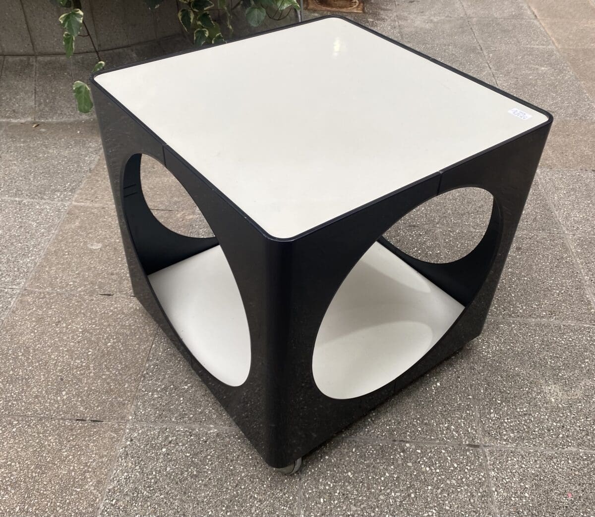 Joe Colombo ( Dans le goût ) – Table d’appoint bar cube