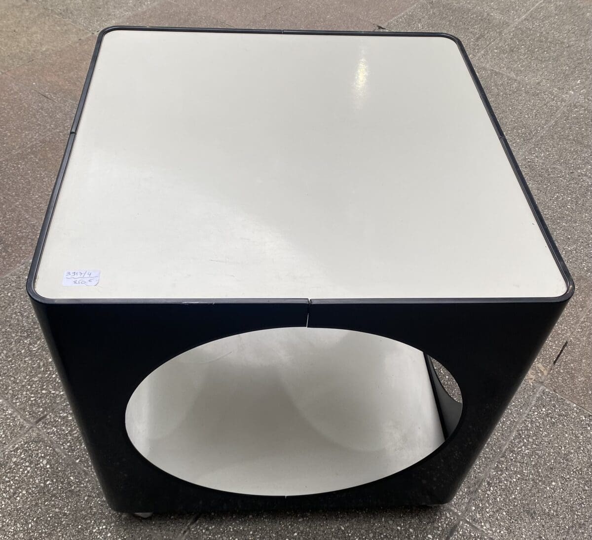 Joe Colombo ( Dans le goût ) – Table d’appoint bar cube