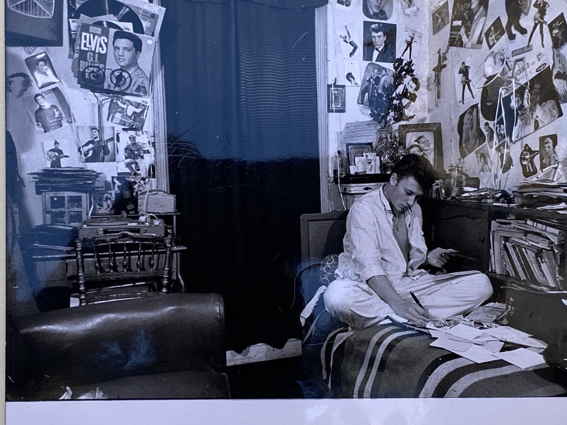 Photo de Johnny Hallyday – Dans sa chambre – 1961