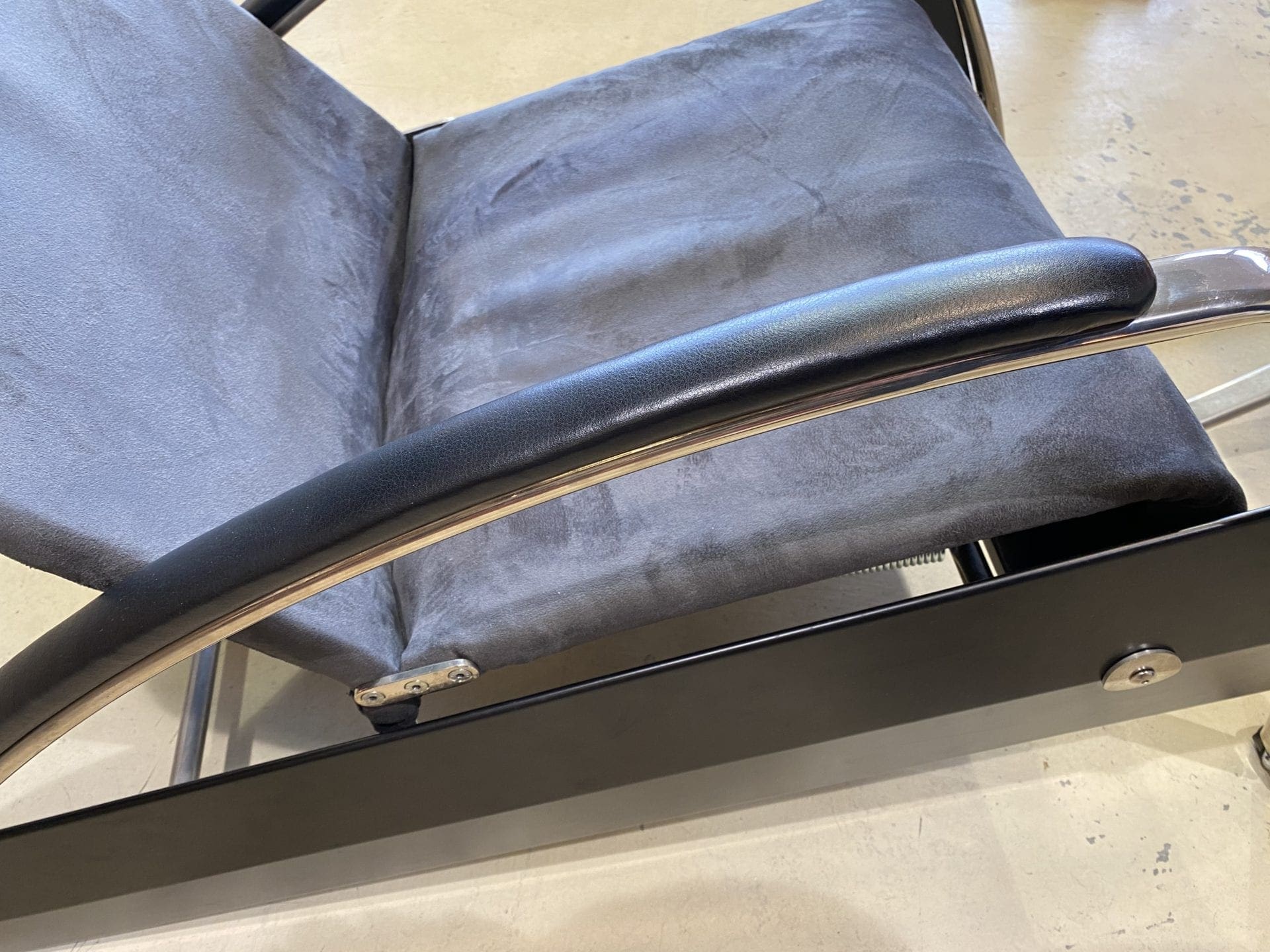 Jean Prouvé – Fauteuil Grand Repos + repose-pieds