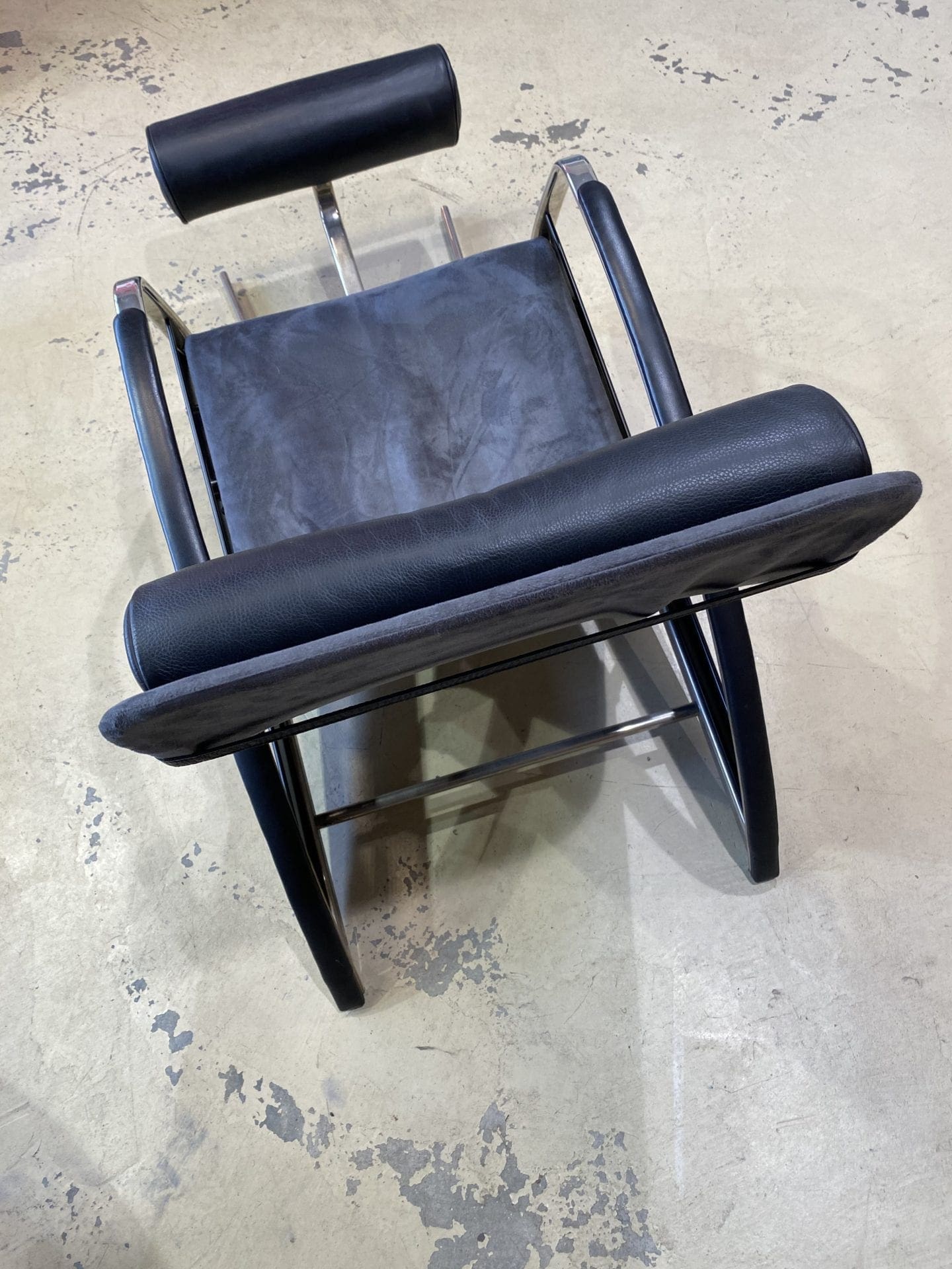 Jean Prouvé – Fauteuil Grand Repos + repose-pieds