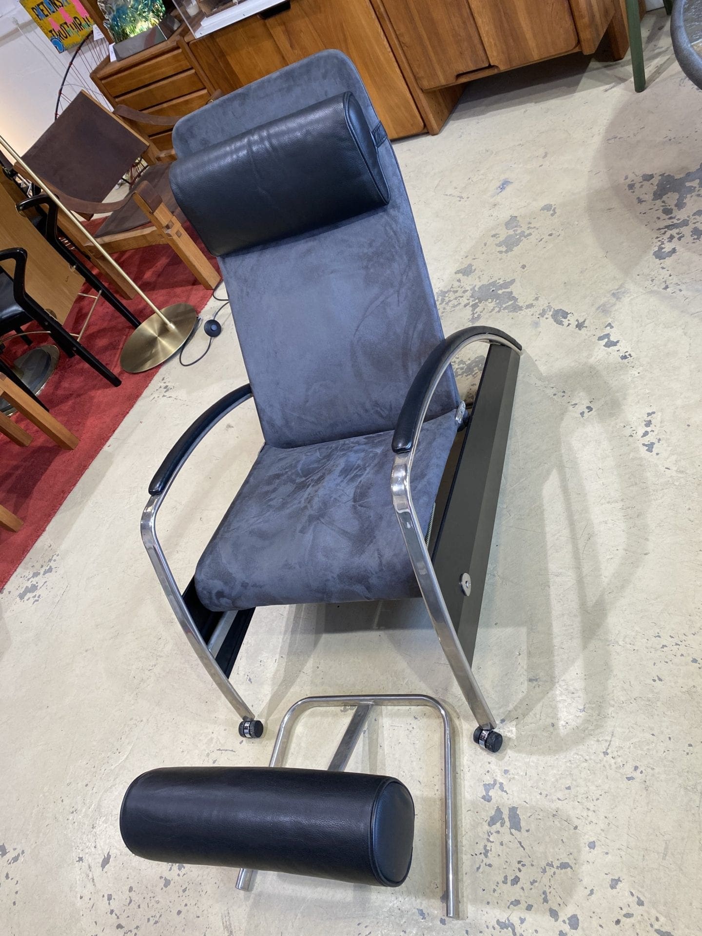 Jean Prouvé – Fauteuil Grand Repos + repose-pieds