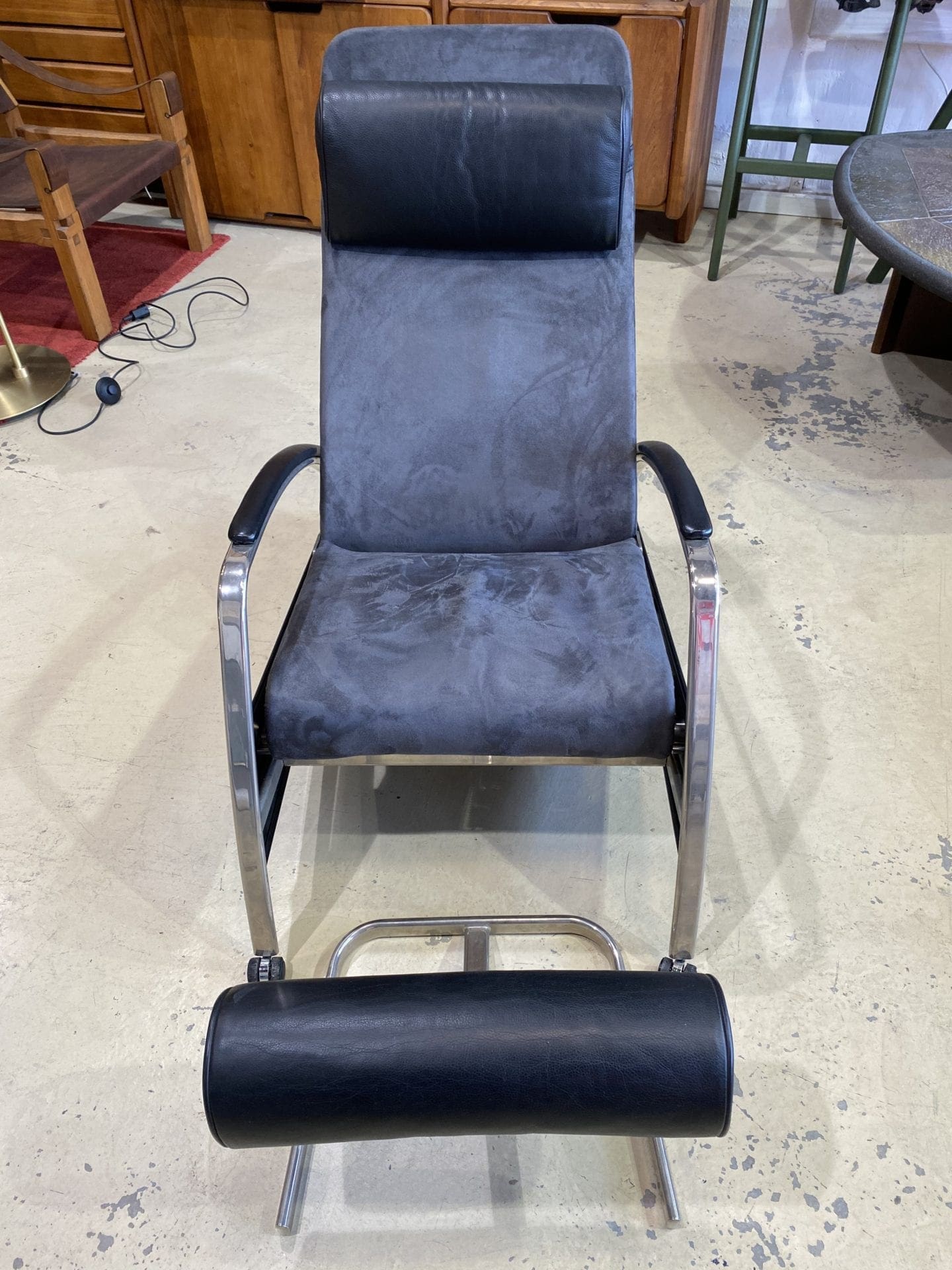 Jean Prouvé – Fauteuil Grand Repos + repose-pieds
