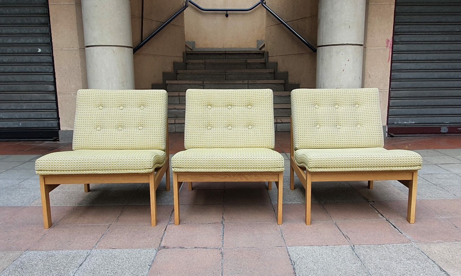Ensemble de Chauffeuses et Table Basse – Design Scandinave par Gjerløv-Knudsen & Lind