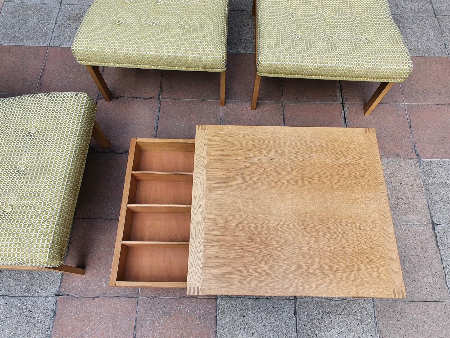 Ensemble de Chauffeuses et Table Basse – Design Scandinave par Gjerløv-Knudsen & Lind