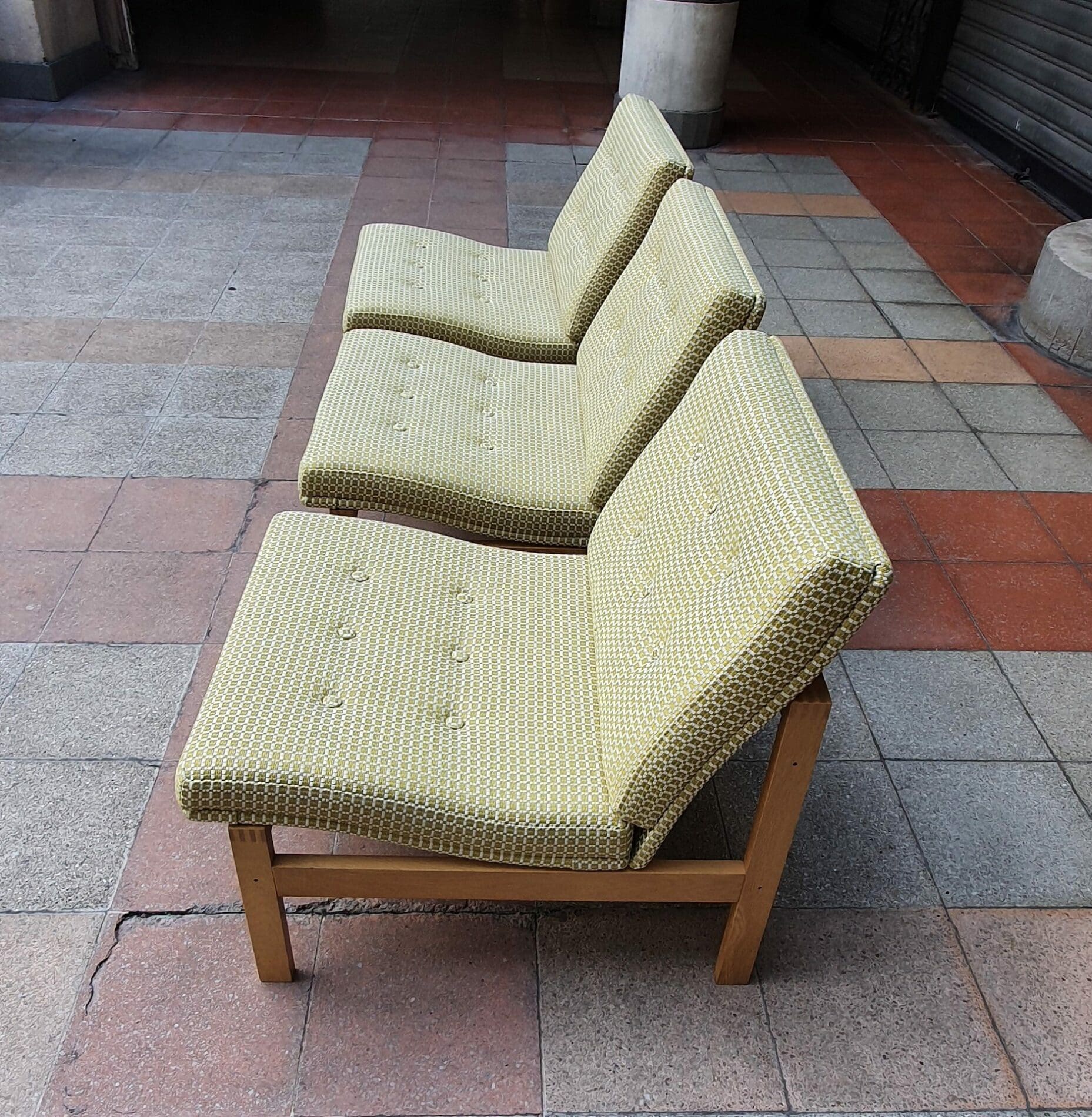 Ensemble de Chauffeuses et Table Basse – Design Scandinave par Gjerløv-Knudsen & Lind