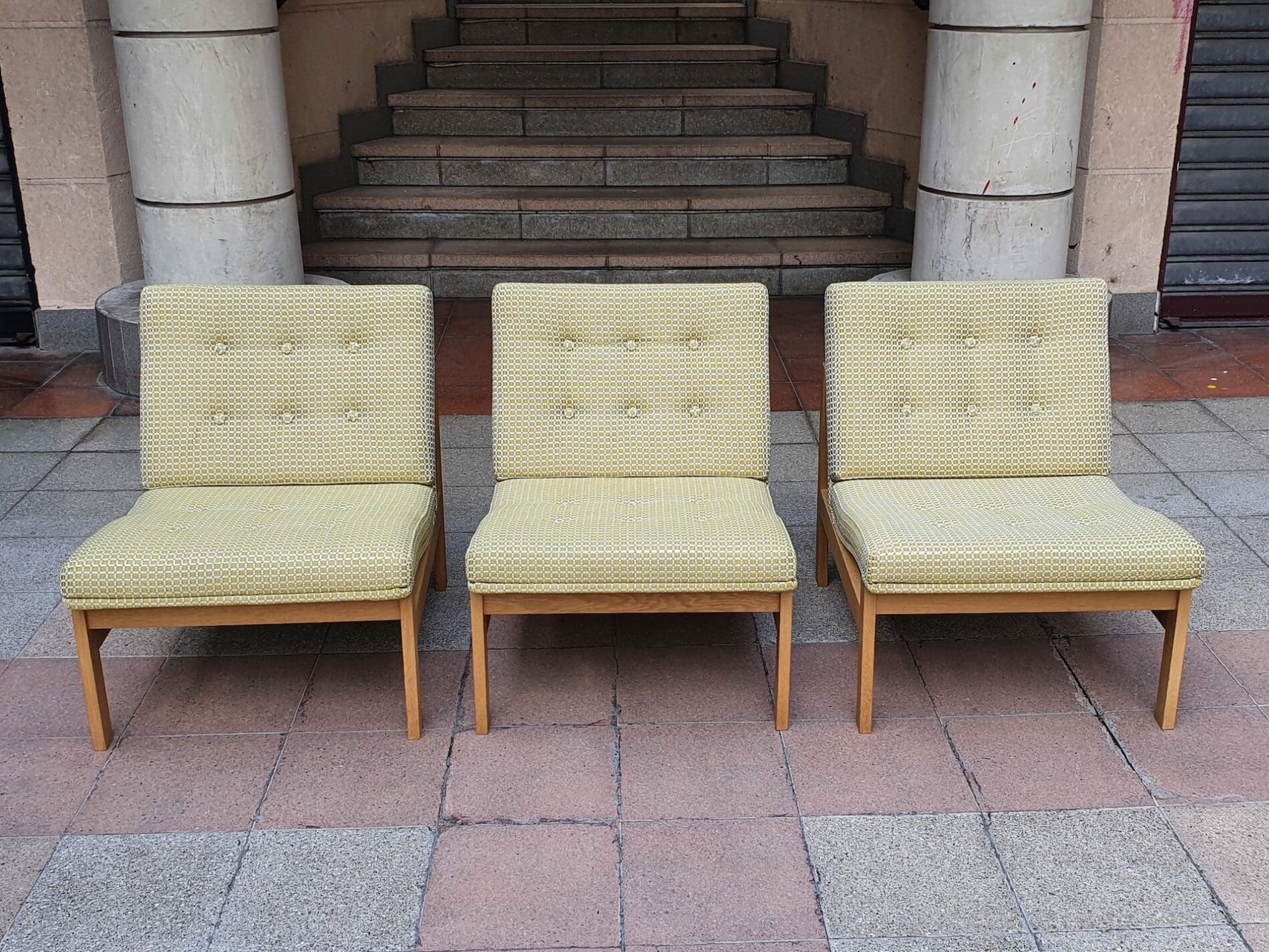 Ensemble de Chauffeuses et Table Basse – Design Scandinave par Gjerløv-Knudsen & Lind