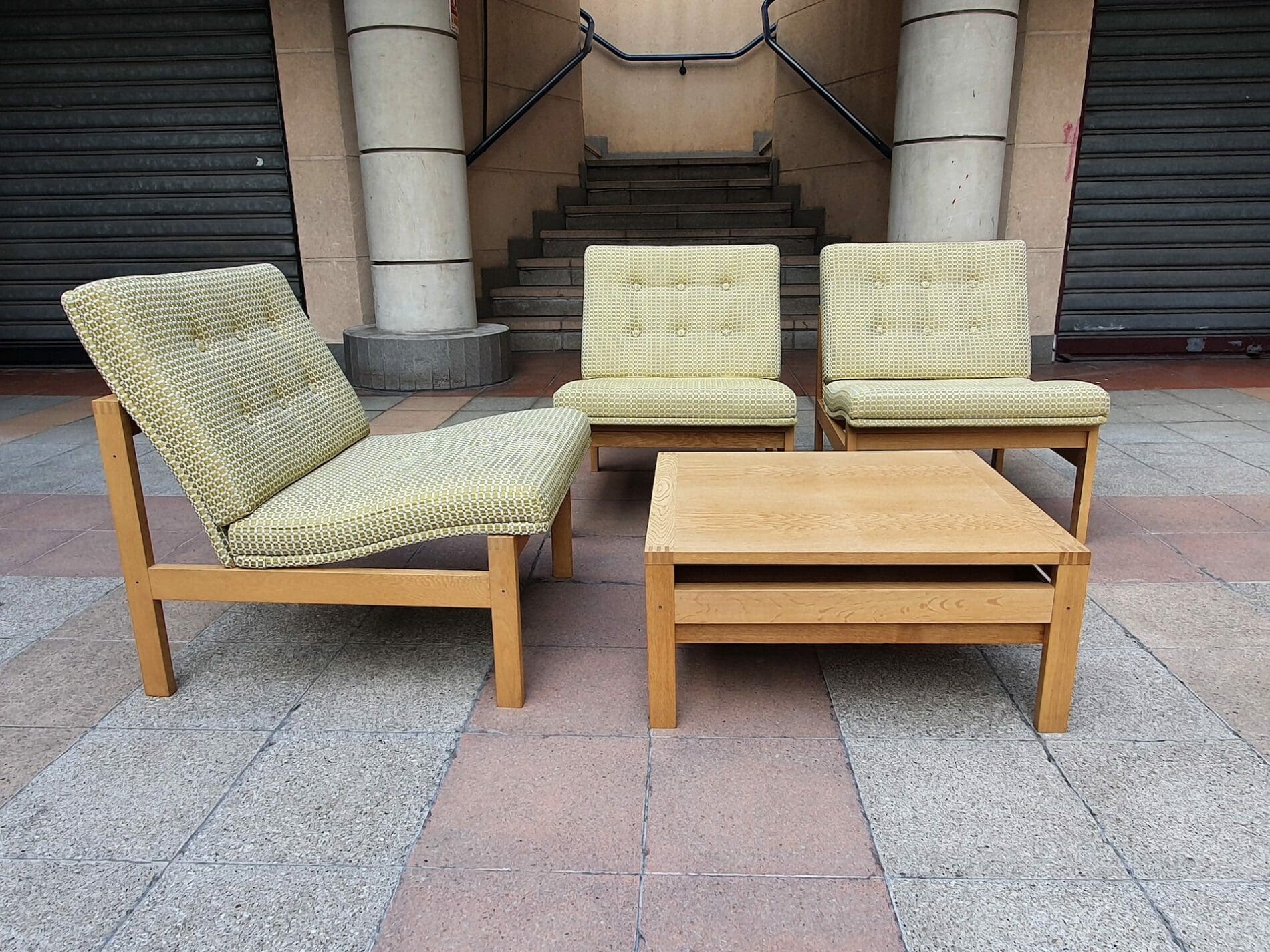 Ensemble de Chauffeuses et Table Basse – Design Scandinave par Gjerløv-Knudsen & Lind
