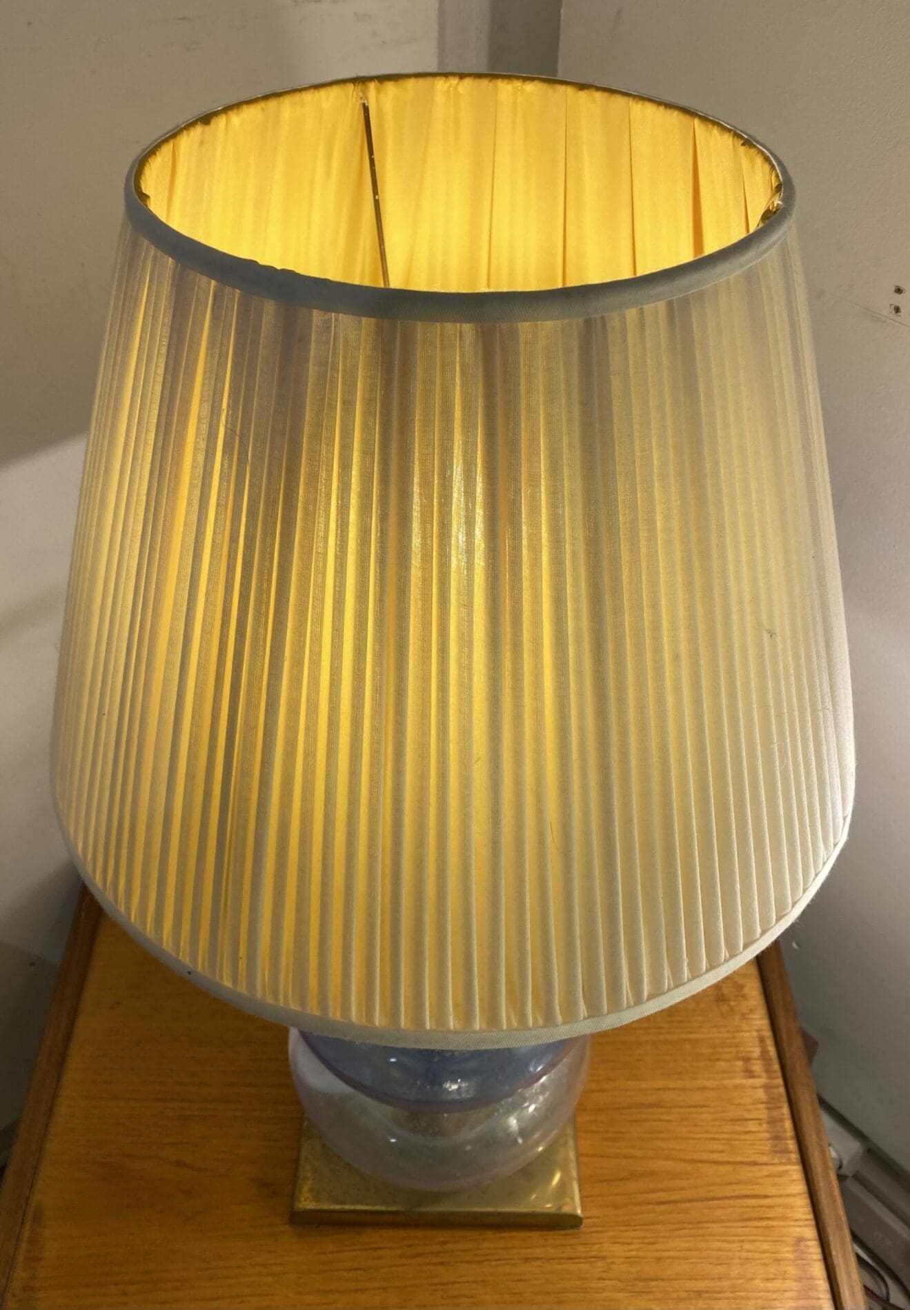 Lampe en verre de Murano et pied en laiton