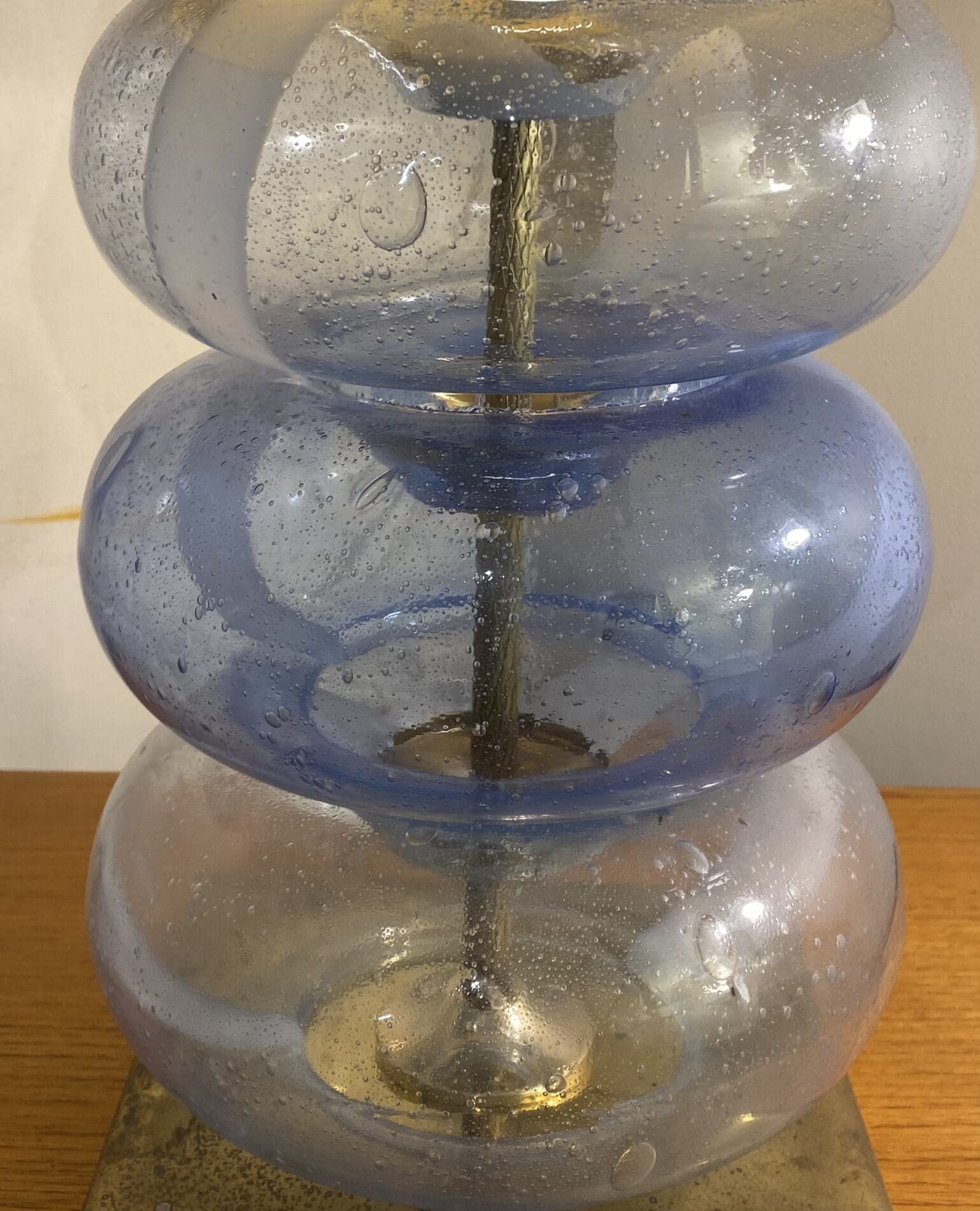 Lampe en verre de Murano et pied en laiton