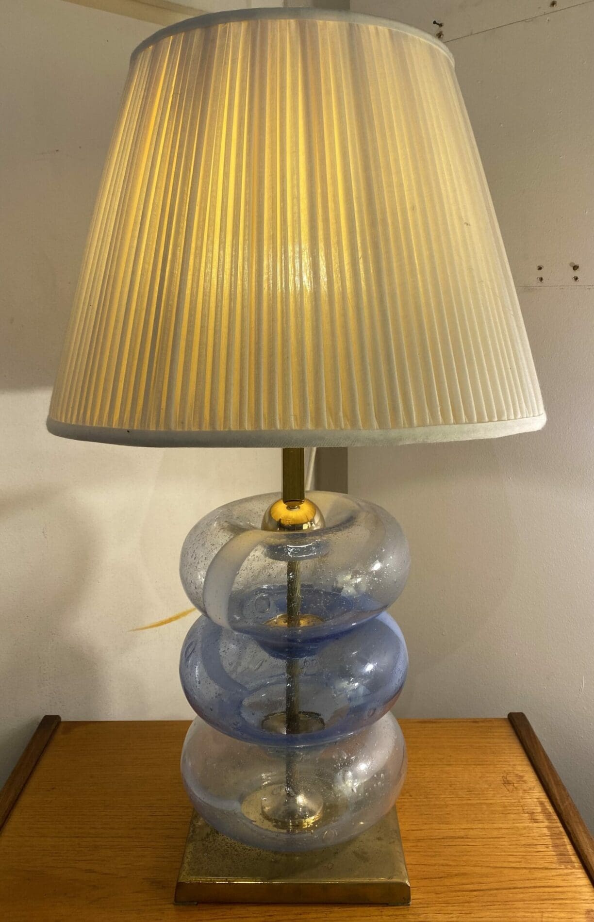 Lampe en verre de Murano et pied en laiton