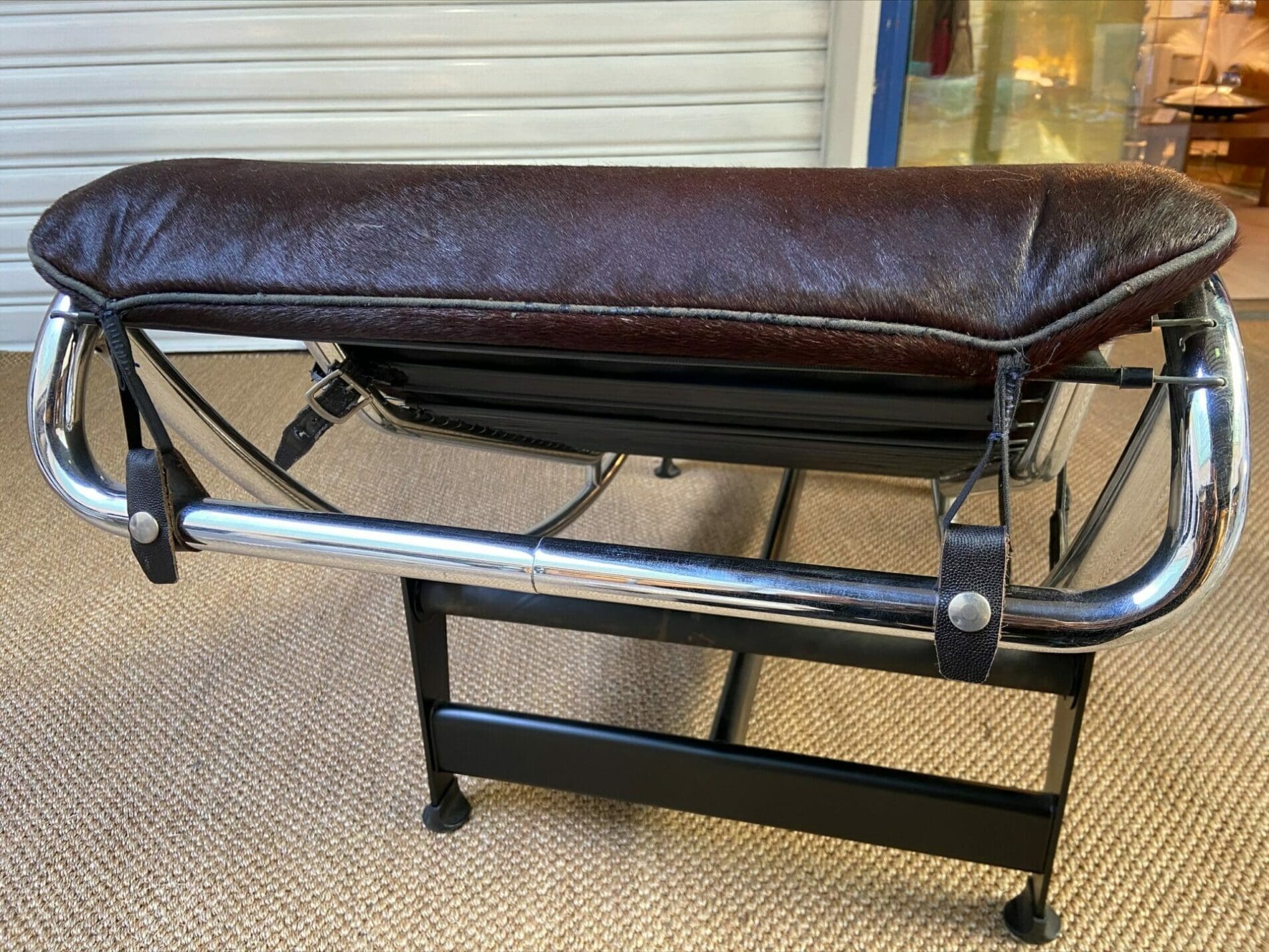LC4  Le Corbusier original – Rare en Peau de Vache Marron et Cuir Grainé – 1966