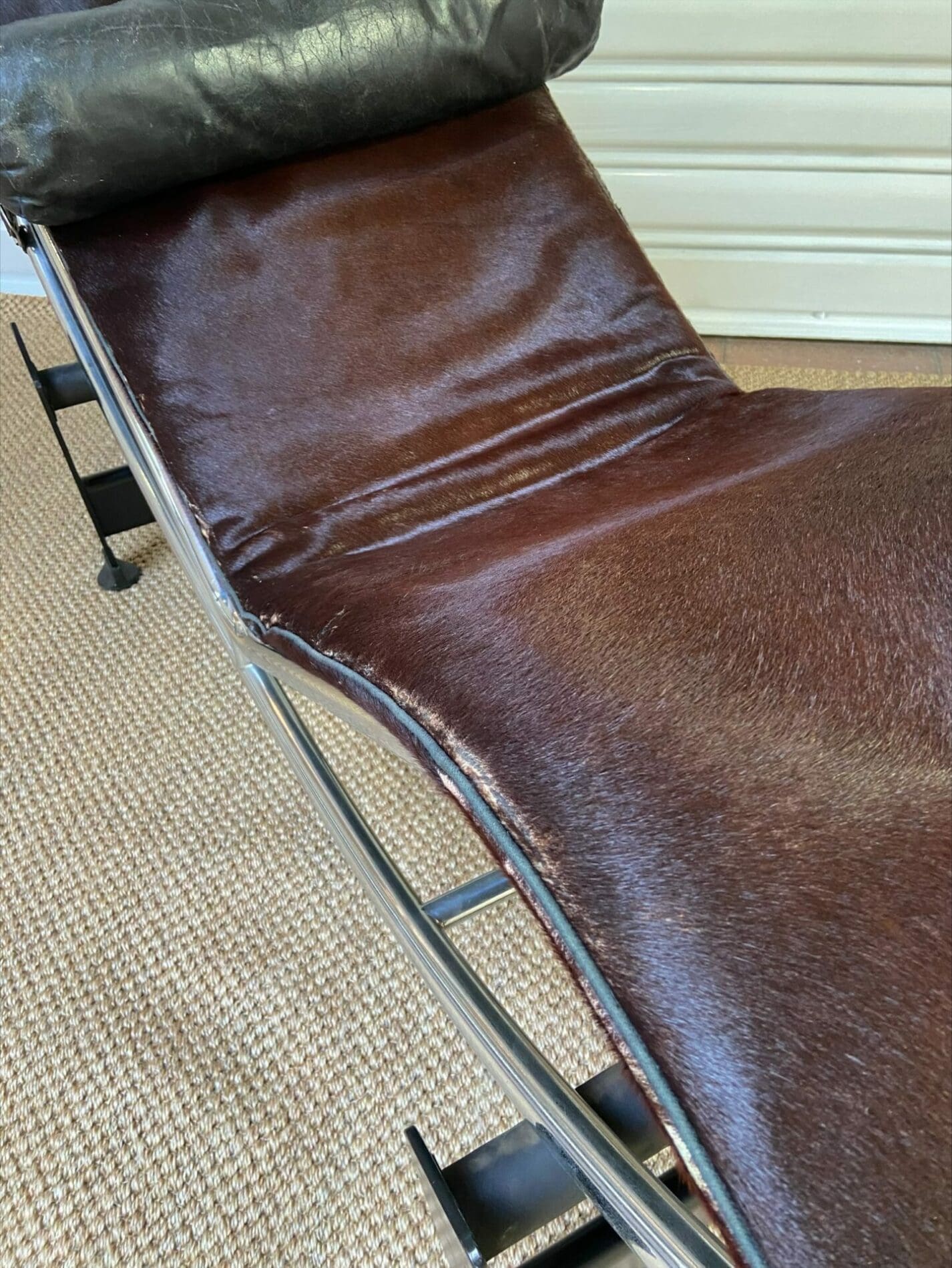 LC4  Le Corbusier original – Rare en Peau de Vache Marron et Cuir Grainé – 1966