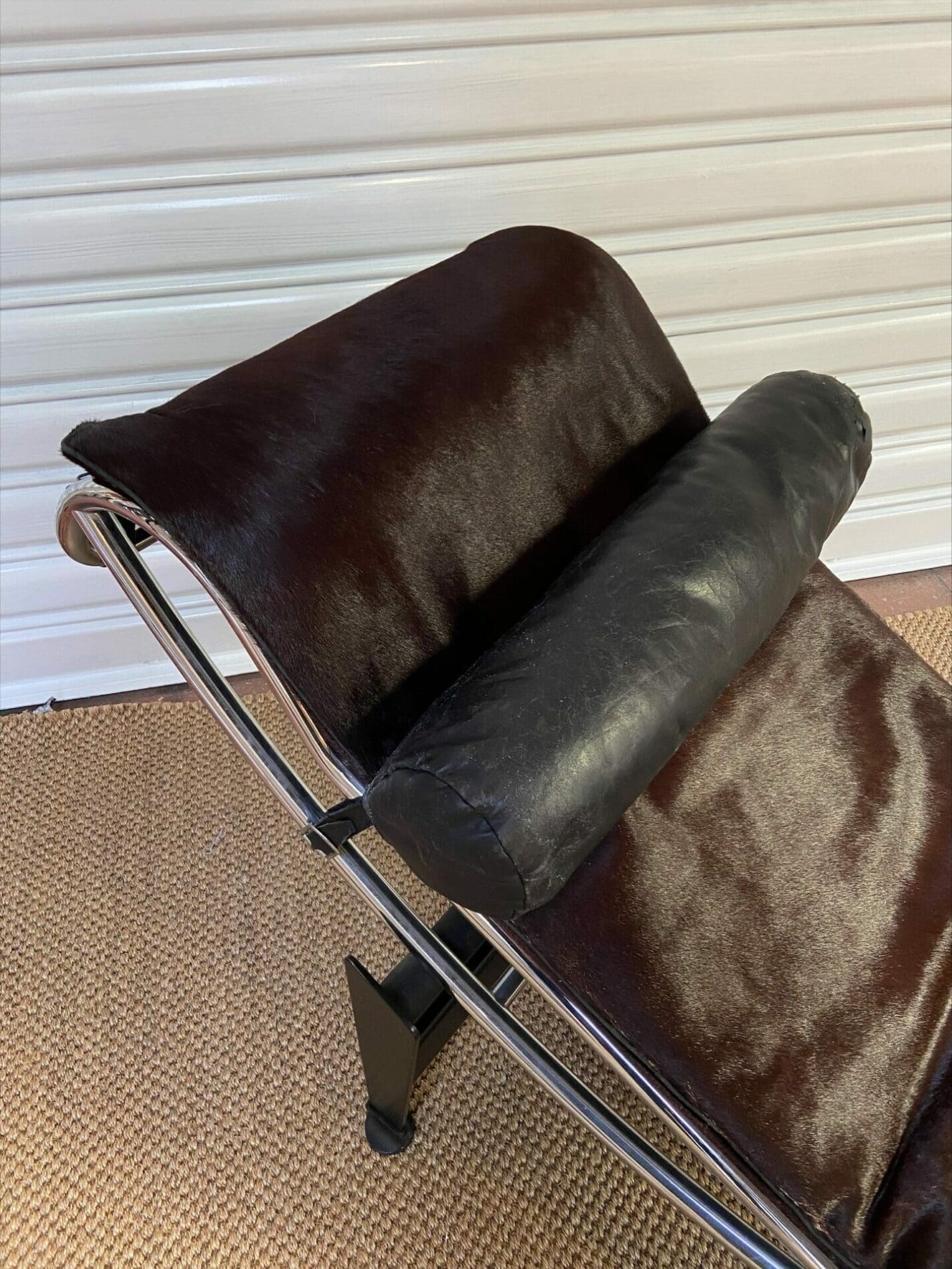 LC4  Le Corbusier original – Rare en Peau de Vache Marron et Cuir Grainé – 1966