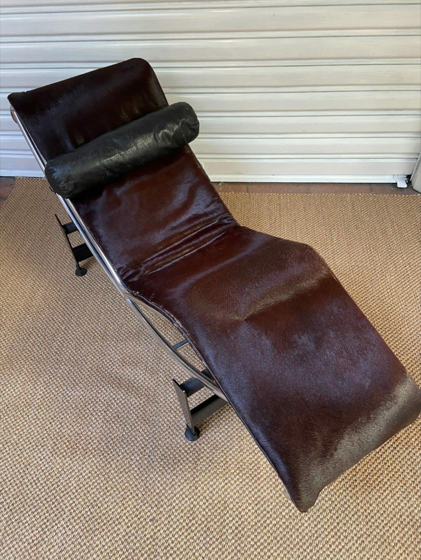 LC4  Le Corbusier original – Rare en Peau de Vache Marron et Cuir Grainé – 1966