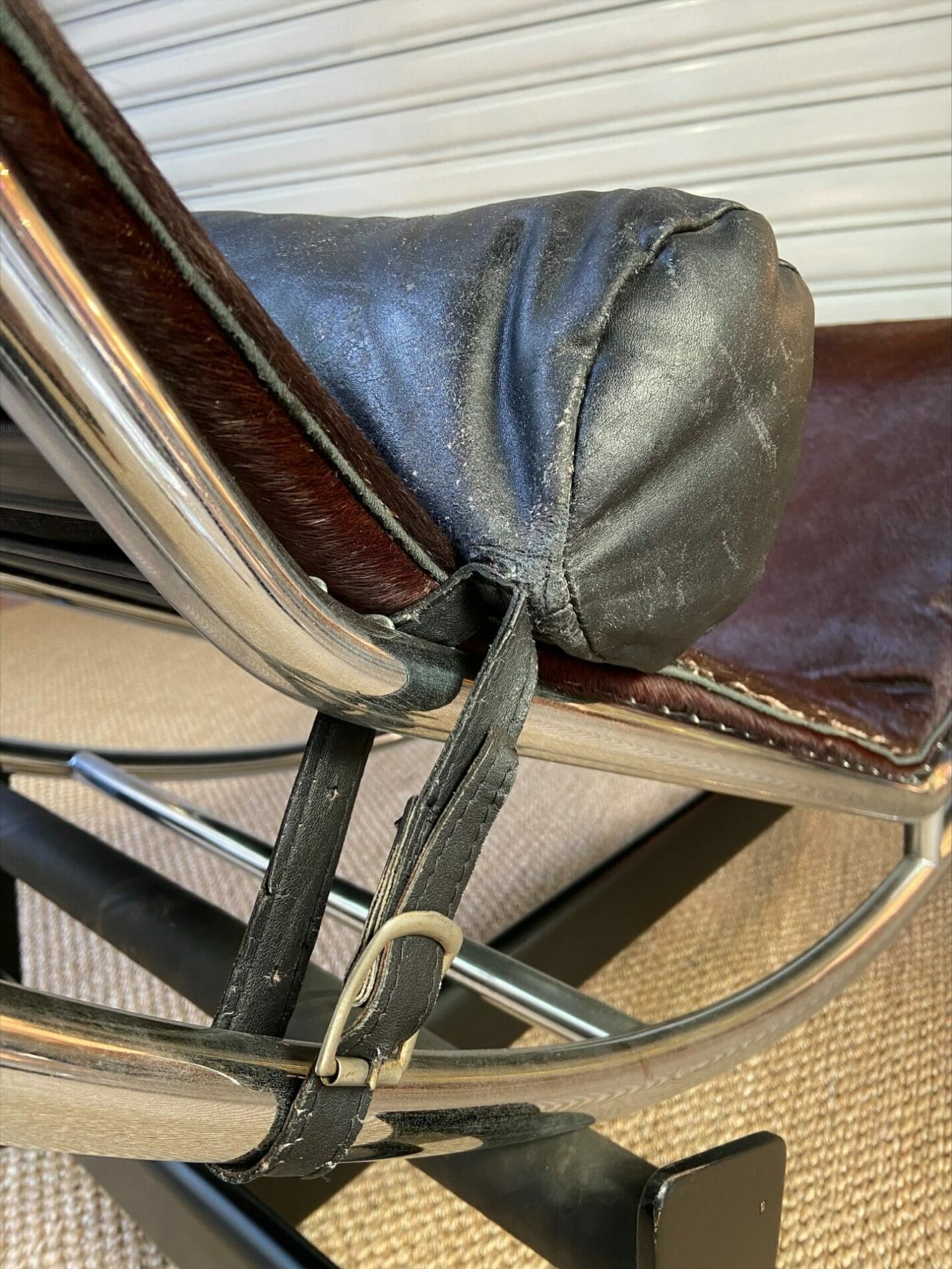 LC4  Le Corbusier original – Rare en Peau de Vache Marron et Cuir Grainé – 1966