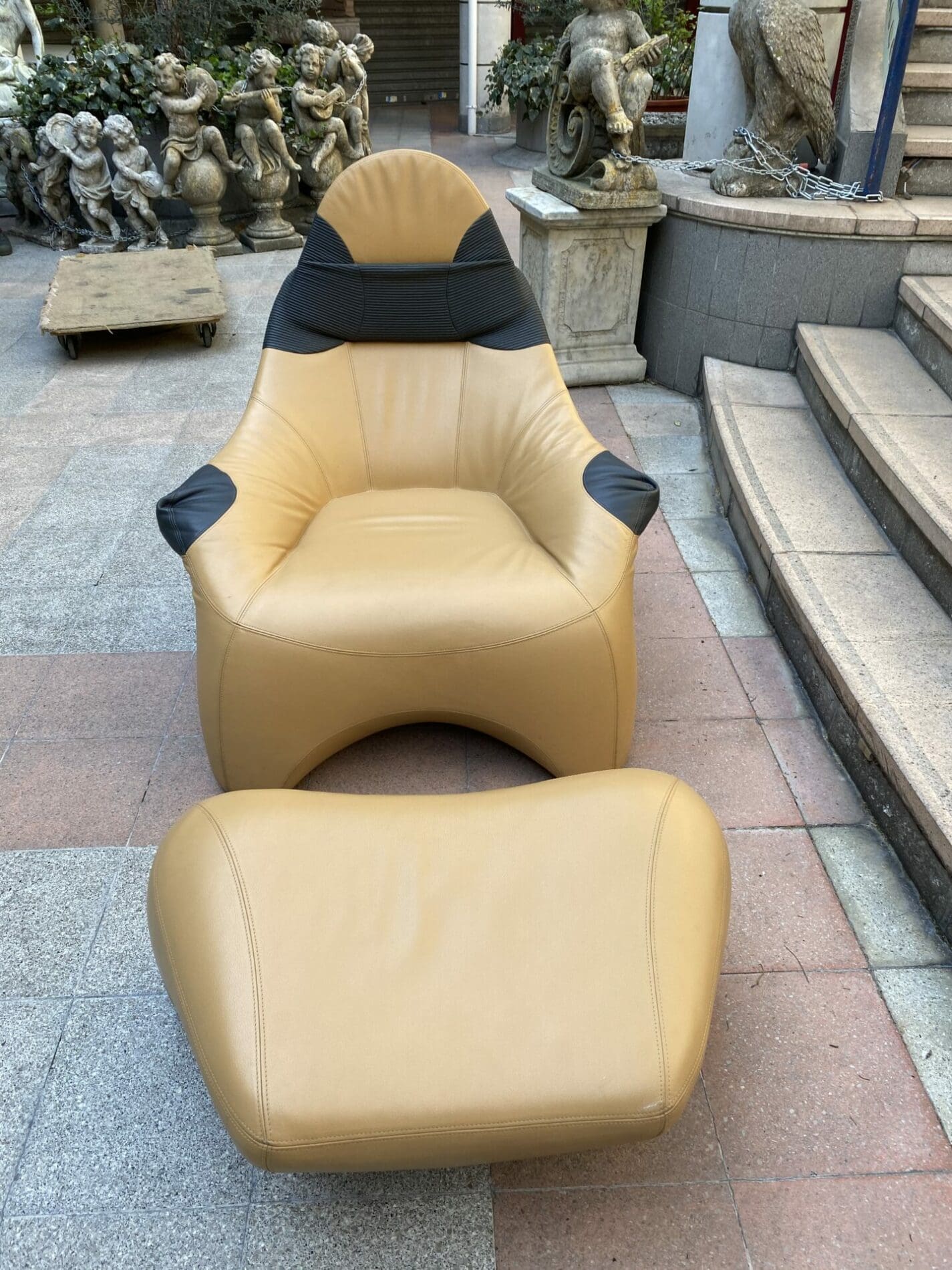Fauteuil et Ottoman Poggiapiedé Hal par Marc Sadler