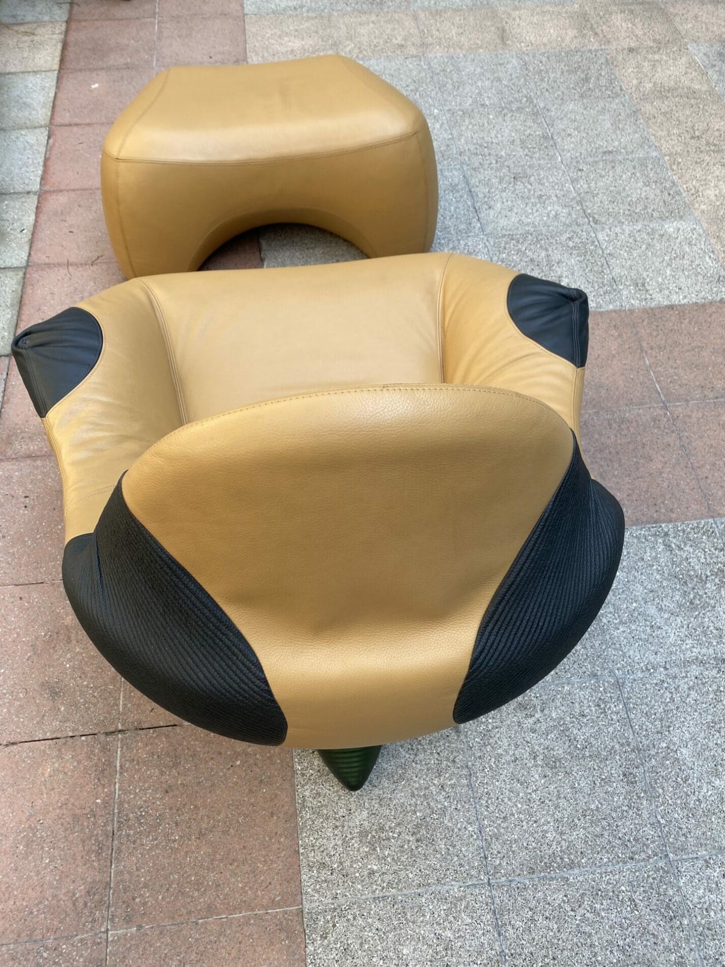 Fauteuil et Ottoman Poggiapiedé Hal par Marc Sadler