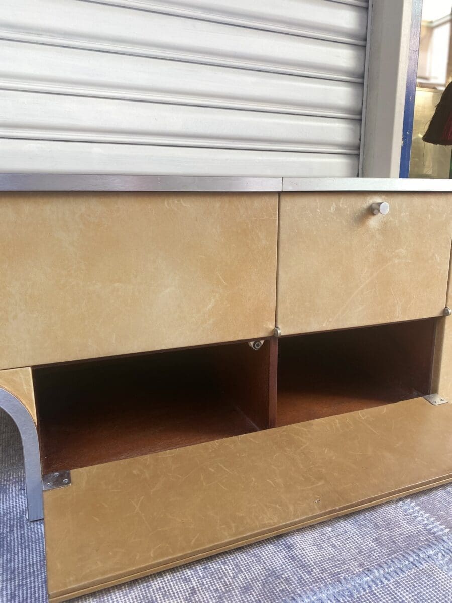 Meuble télé et rangement de commande – Travail français