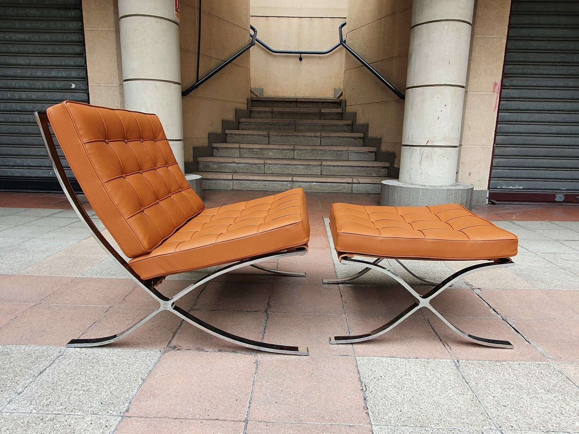 Mies van der Rohe – Fauteuil Barcelona et son ottoman –  2020