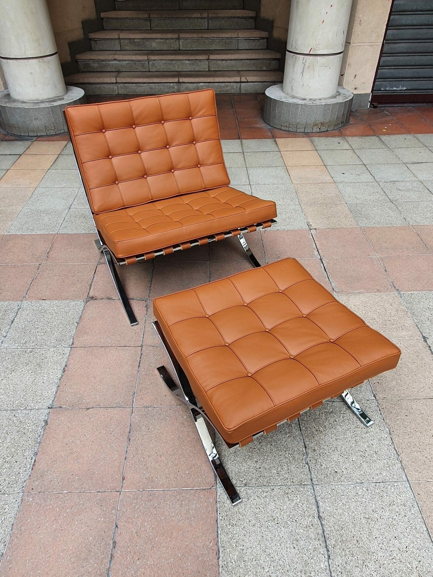 Mies van der Rohe – Fauteuil Barcelona et son ottoman –  2020