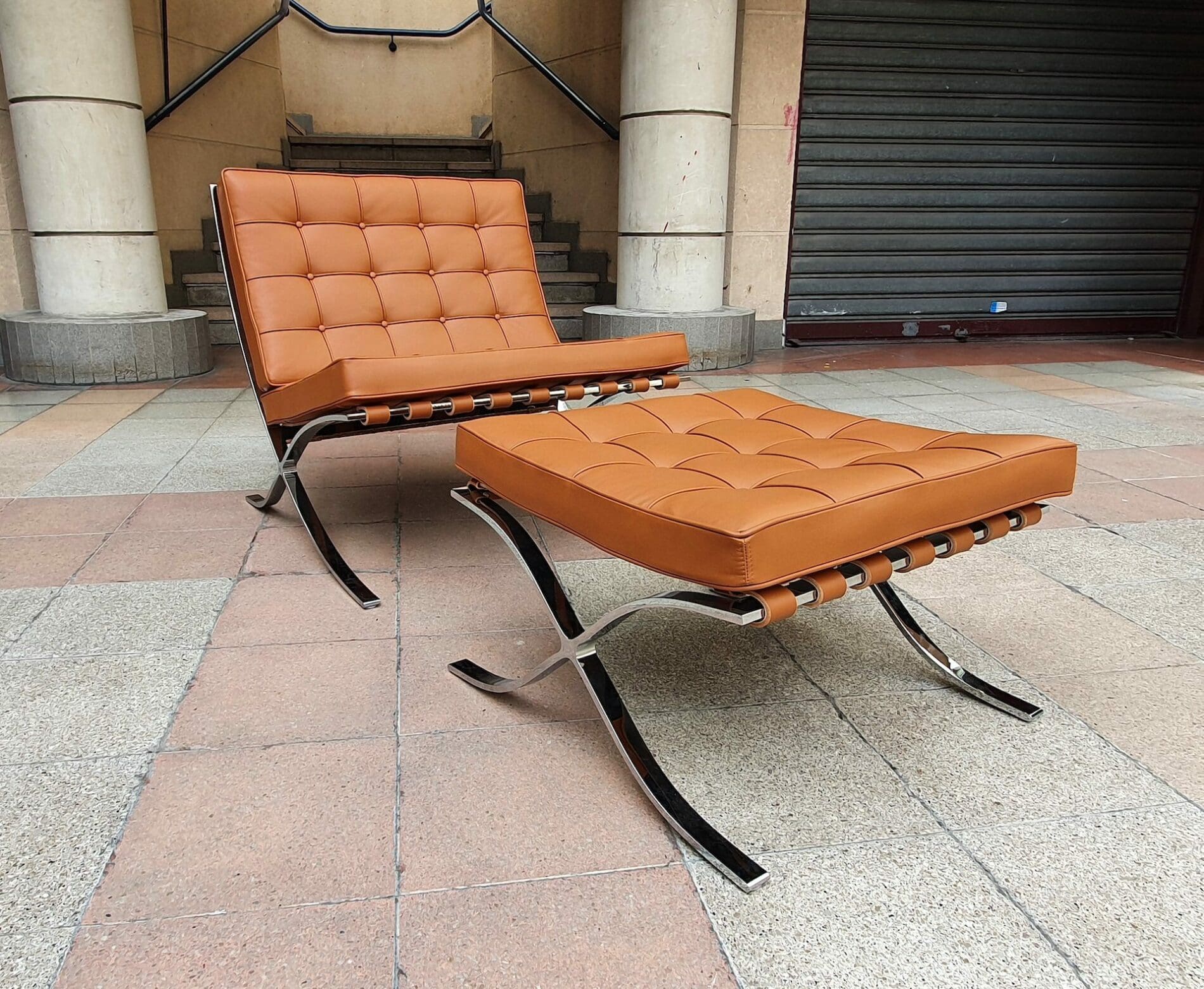 Mies van der Rohe – Fauteuil Barcelona et son ottoman –  2020